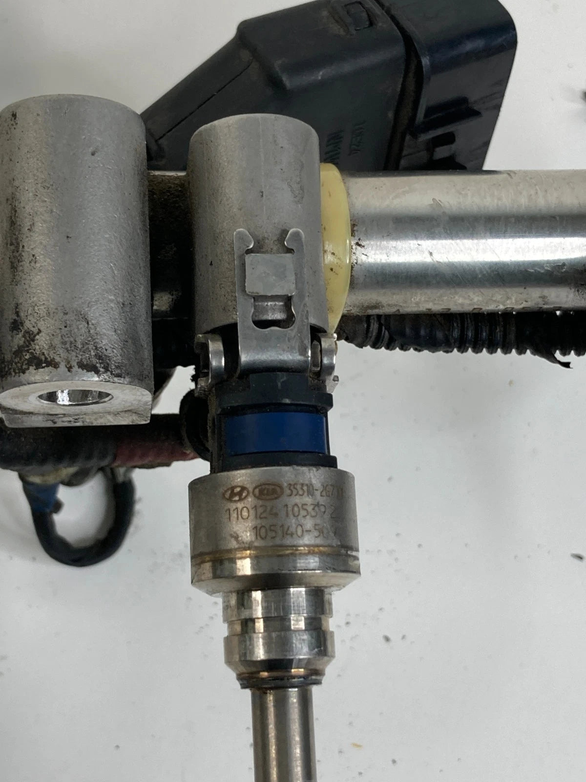 11-14 HYUNDAI SONATA 2.4L AT FUEL INJECTION RAIL LINE ASSEMBLY 35300-2G700 OEM