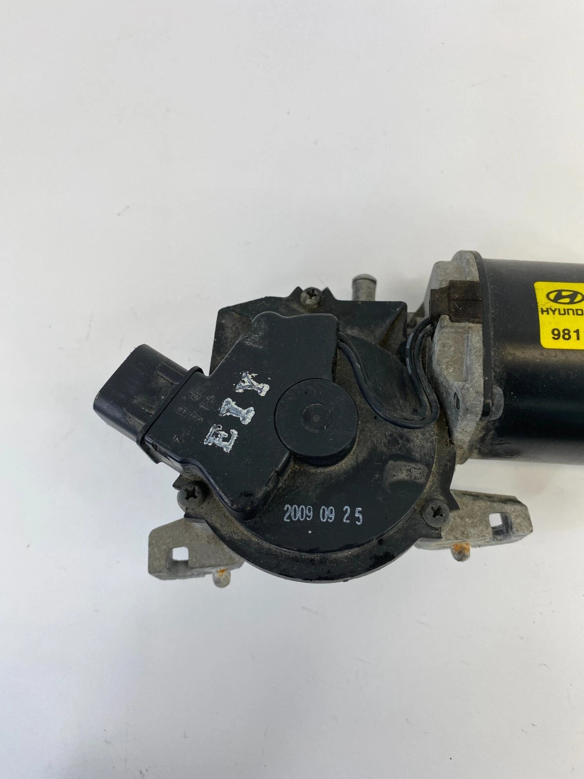 2006-2011 HYUNDAI ACCENT FRONT WINDSHIELD WIPER MOTOR ASSEMBLY 98110-1G000