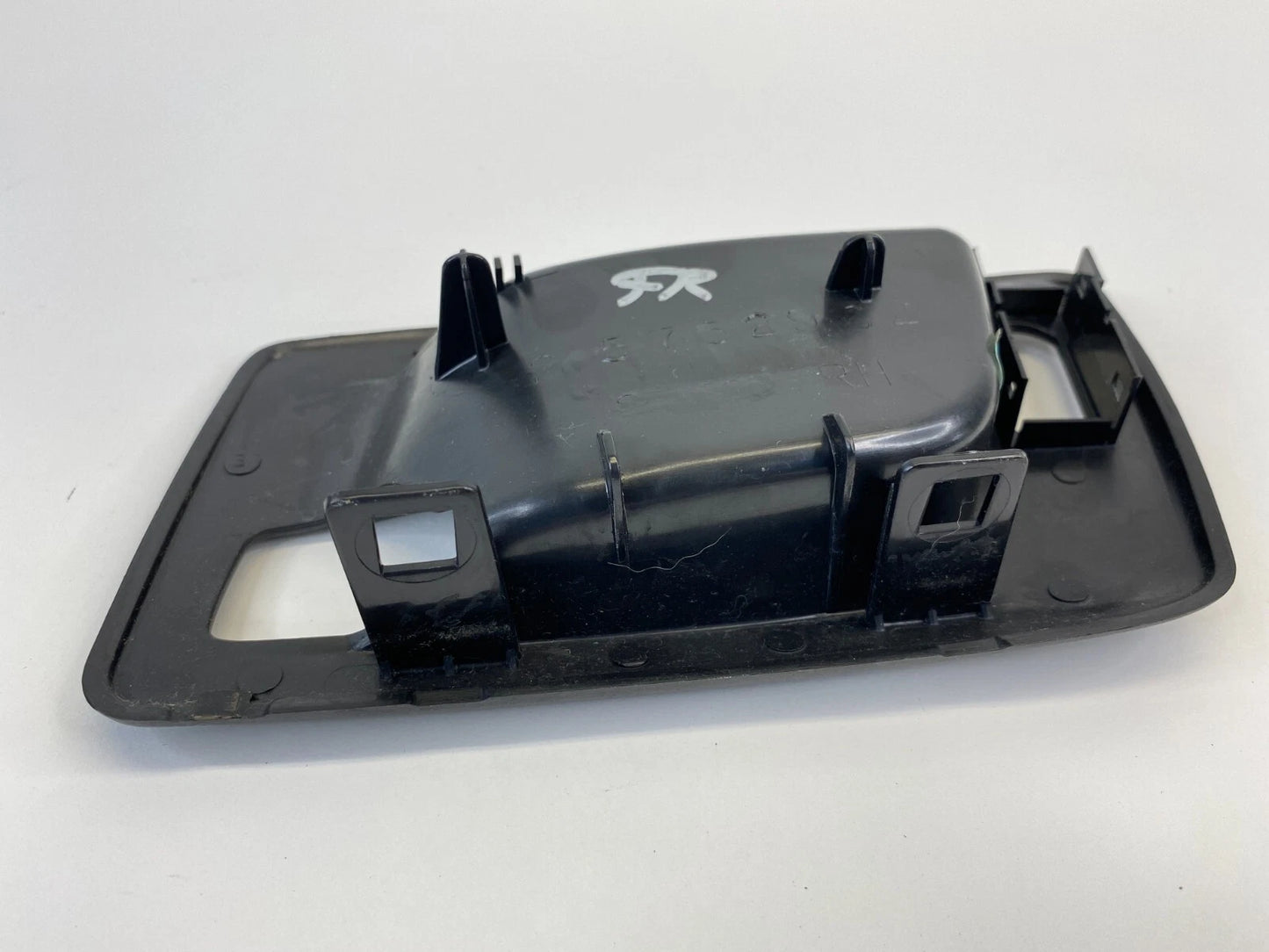 04-06 CADILLAC SRX 03-07 CTS FRONT RIGHT INNER DOOR HANDLE BEZEL TRIM 25752962