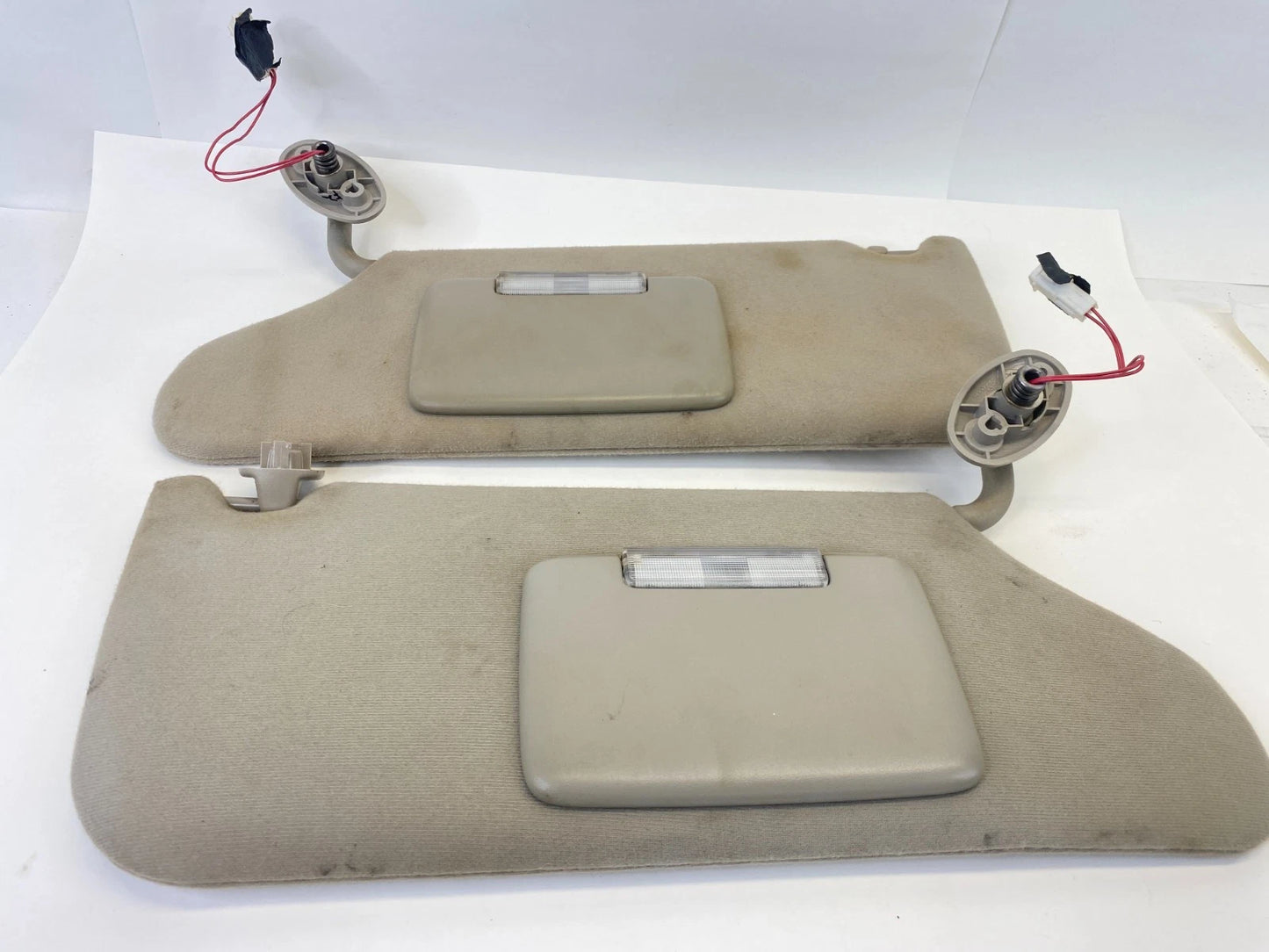 2005-2007 JEEP LIBERTY SUN VISOR PAIR SET DRIVER PASSENGER BEIGE W/ LIGHT OEM