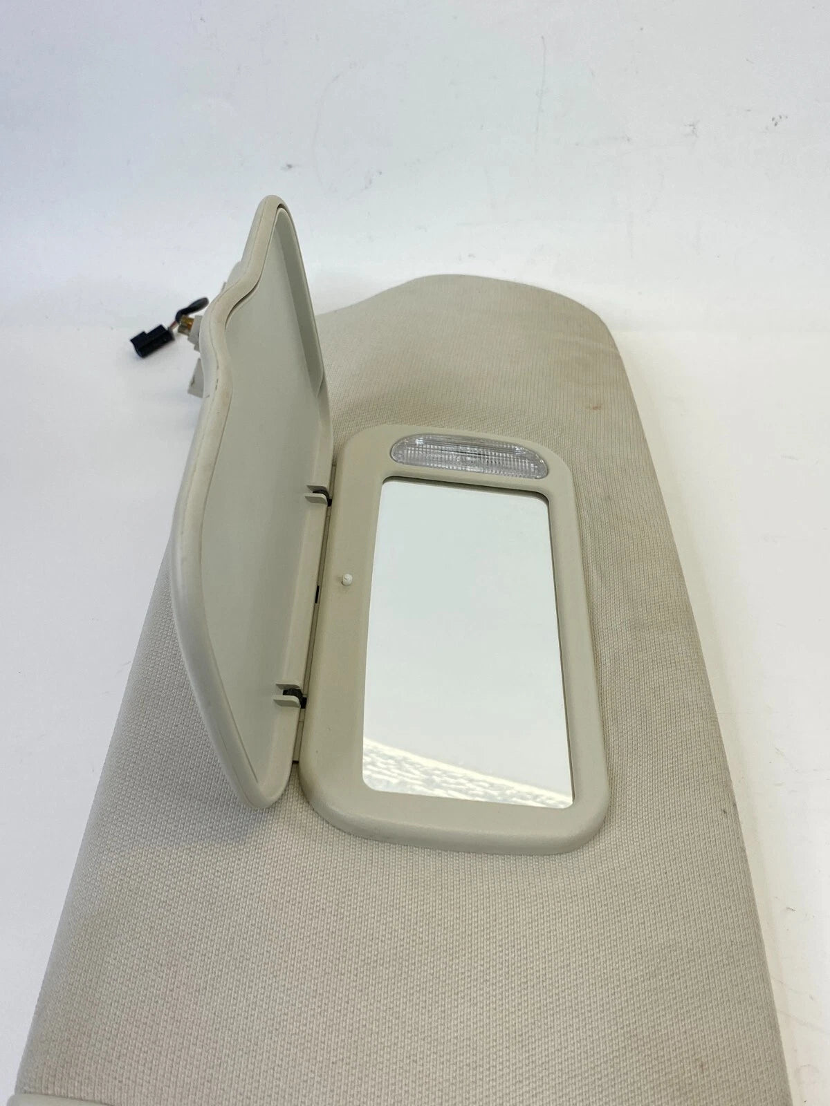 08-10 GRAND CARAVAN TOWN & COUNTRY RIGHT SUNVISOR SUN VISOR W/ MIRROR & LIGHT