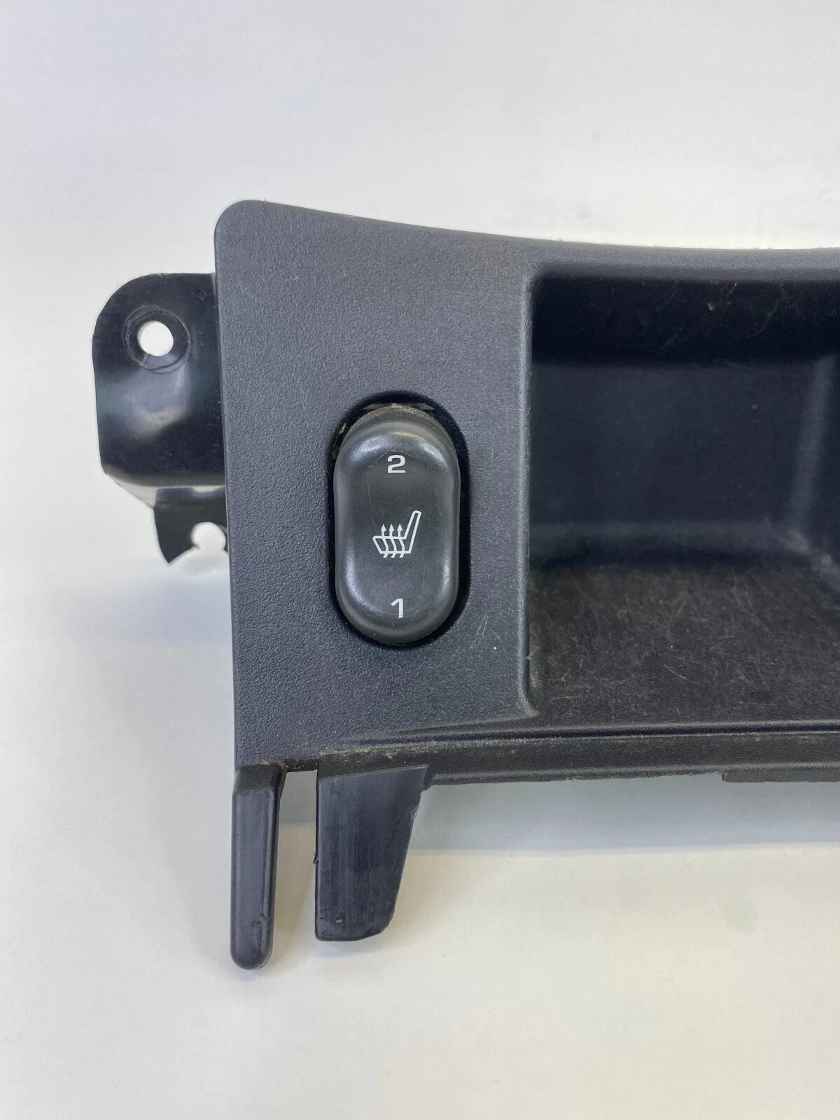 2003-2005 SATURN VUE CENTER DASH TRAY W/ HEATED SEAT SWITCH CONTROL 15234596 OEM