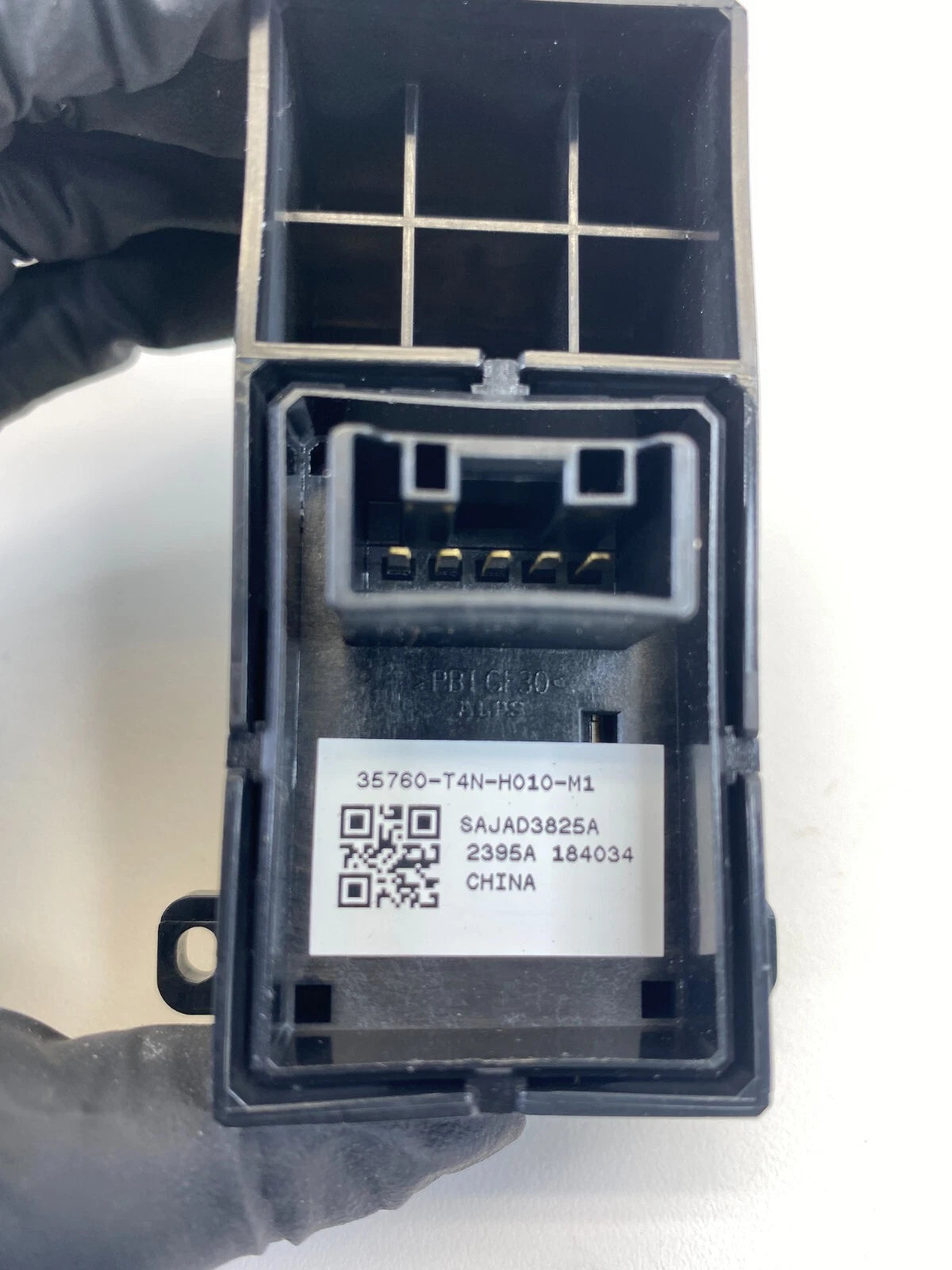 2015-2020 HONDA FIT REAR LEFT SIDE DOOR WINDOW CONTROL SWITCH 35760-T4N-H010