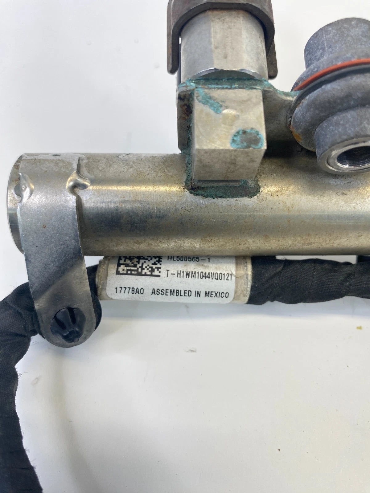 10-17 CHEVROLET EQUINOX 2.4L AT FUEL INJECTOR RAIL PIPE ASSEMBLY 12608366 OEM