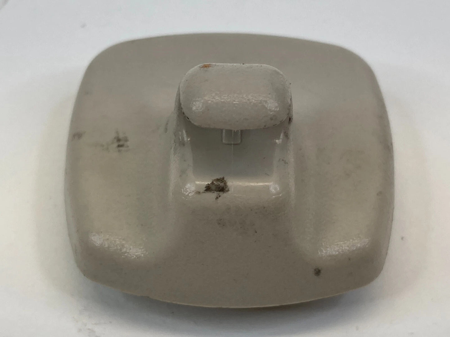 06-08 MITSUBISHI ENDEAVOR FRONT SUNVISOR SUN VISOR HOLDER SUPPORT RETAINER CLIP