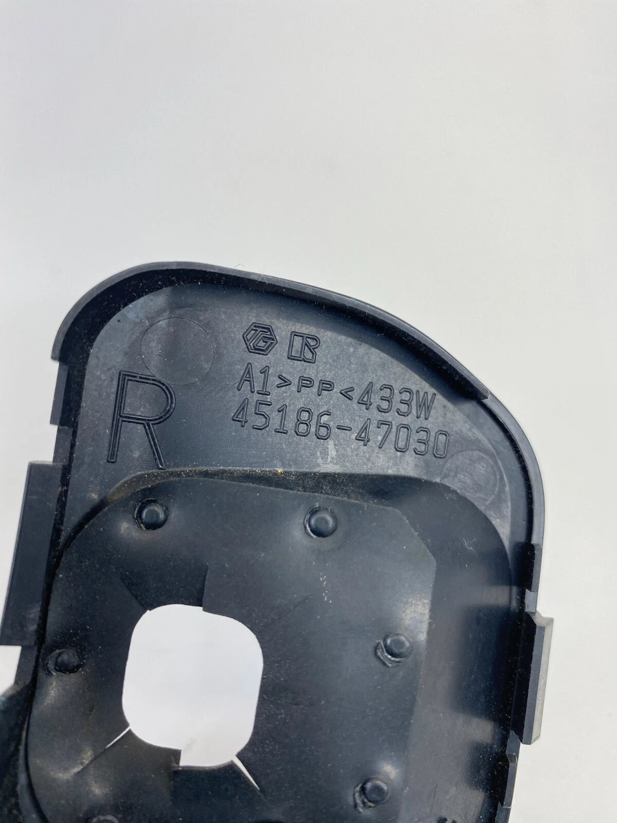 2010-2015 TOYOTA PRIUS STEERING WHEEL CRUISE SWITCH COVER TRIM BEZEL 45186-47030