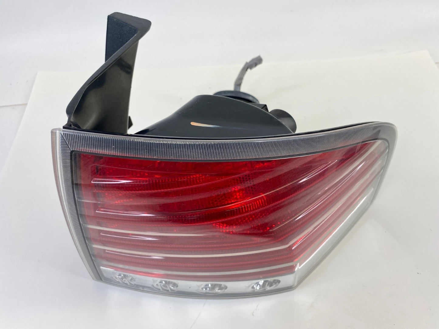 2007-2010 LINCOLN MKX REAR RIGHT SIDE OUTER TAILLIGHT LAMP 8A13-13B504-A OEM