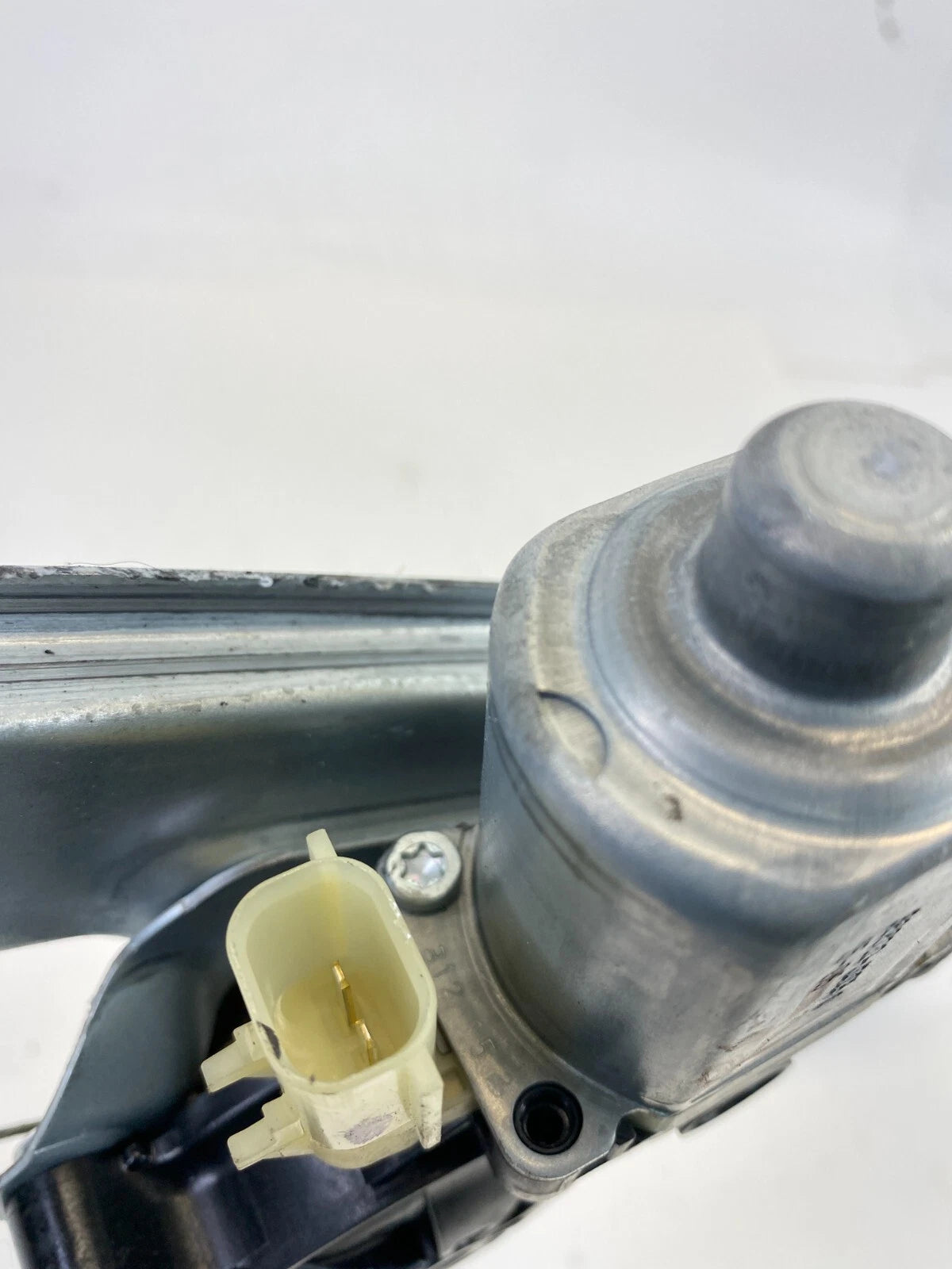 13-20 CHEVROLET SONIC REAR LEFT DOOR POWER WINDOW REGULATOR W/ MOTOR 98820-J305