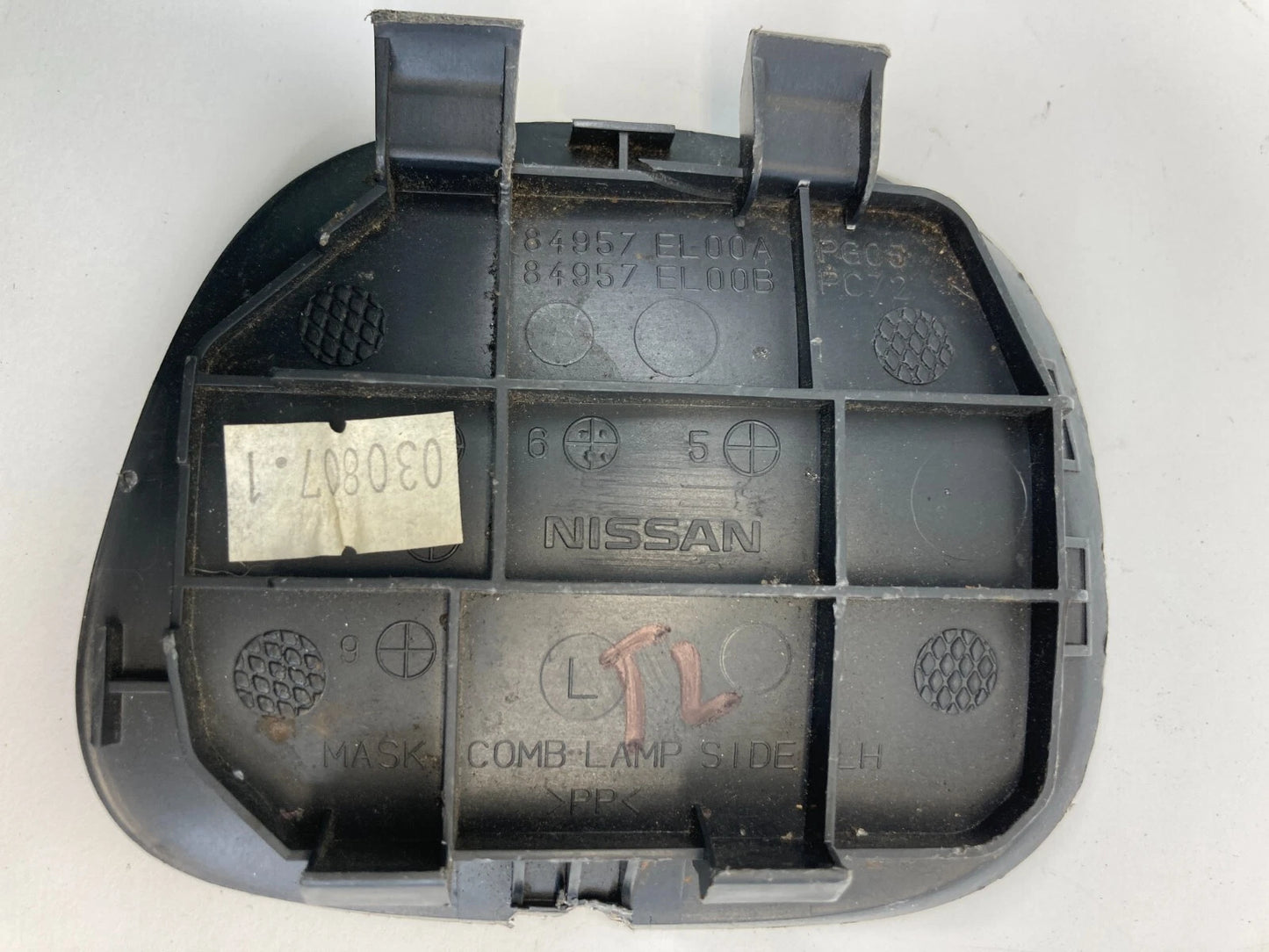07-12 VERSA HTCBK INNER TRUNK AREA LEFT TAILLIGHT MASK ACCESS LID 84957-EL00A