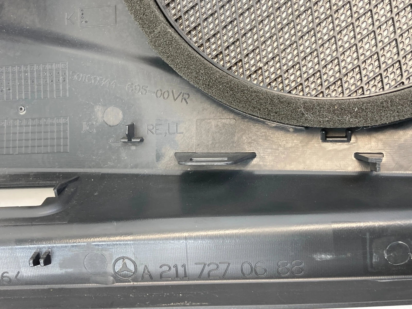 03-09 MERCEDES BENZ E350 FRONT RIGHT SIDE DOOR SPEAKER GRILLE COVER A2117270688