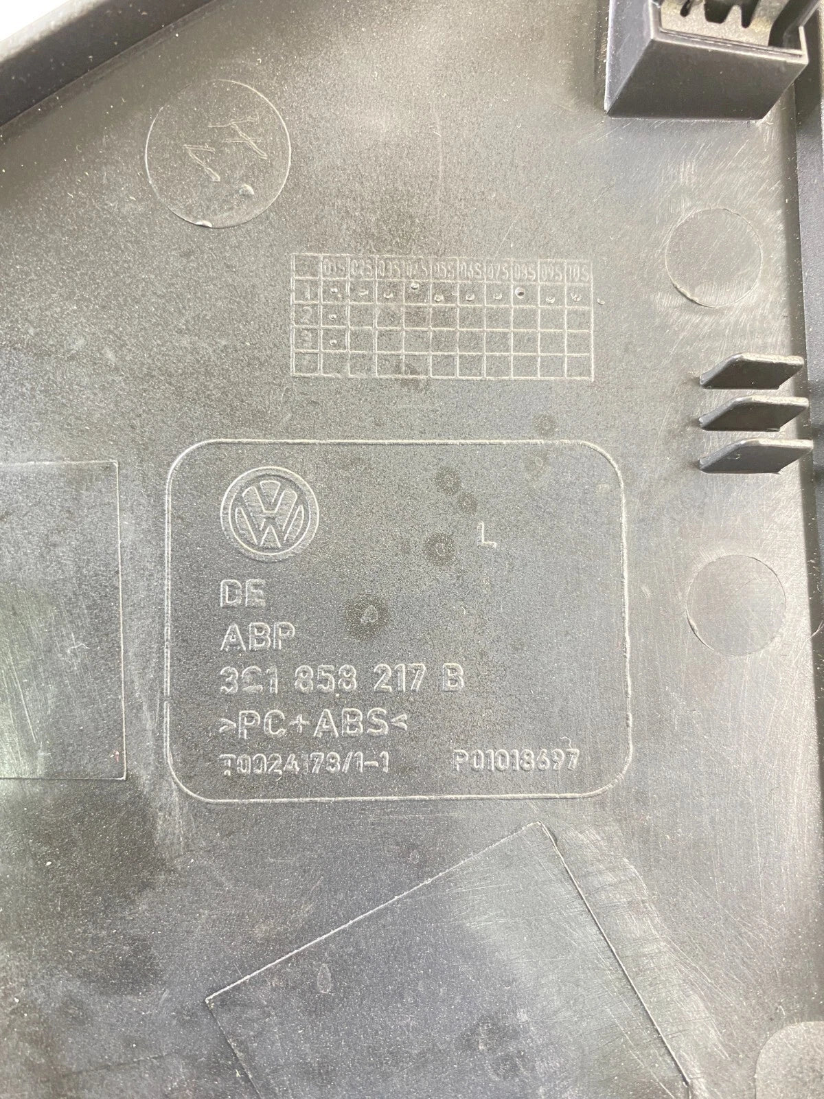 05-10 VOLKSWAGEN JETTA 08 09 RABBIT LEFT SIDE DASH END CAP COVER 13C1-858-217-B