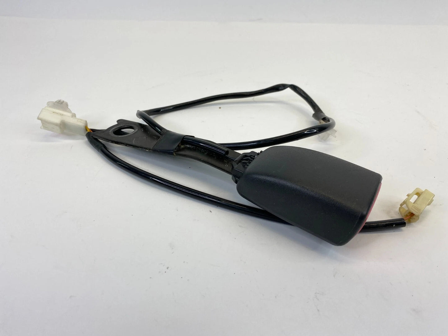 2004 2005 TOYOTA RAV4 FRONT RIGHT PASSENGER SEAT BELT BUCKLE 7L7040-08AUG03 OEM