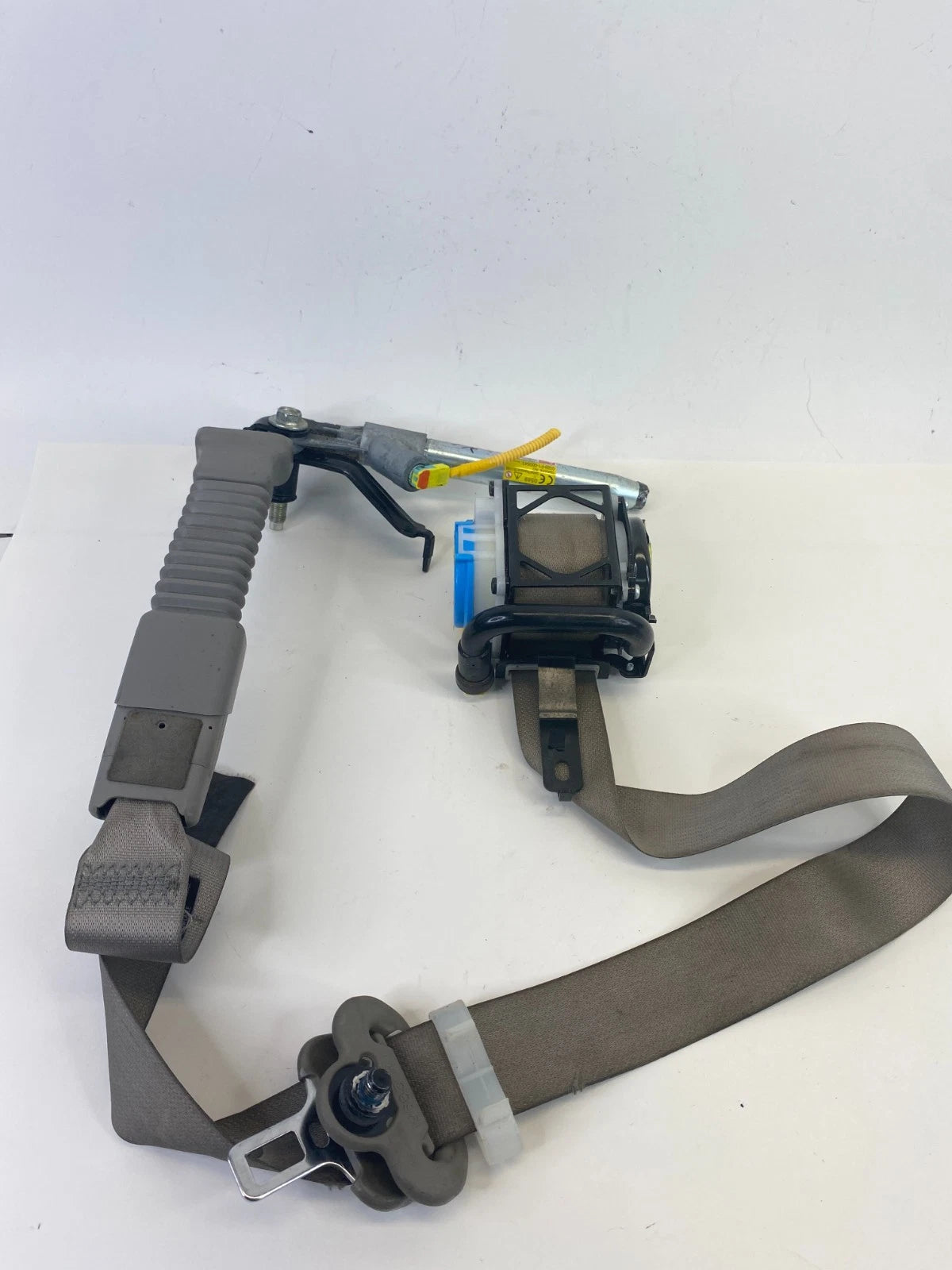 15-17 KIA SEDONA FRONT RIGHT PASSENGER SIDE SEAT BELT RETRACTOR 88820-A9500 OEM