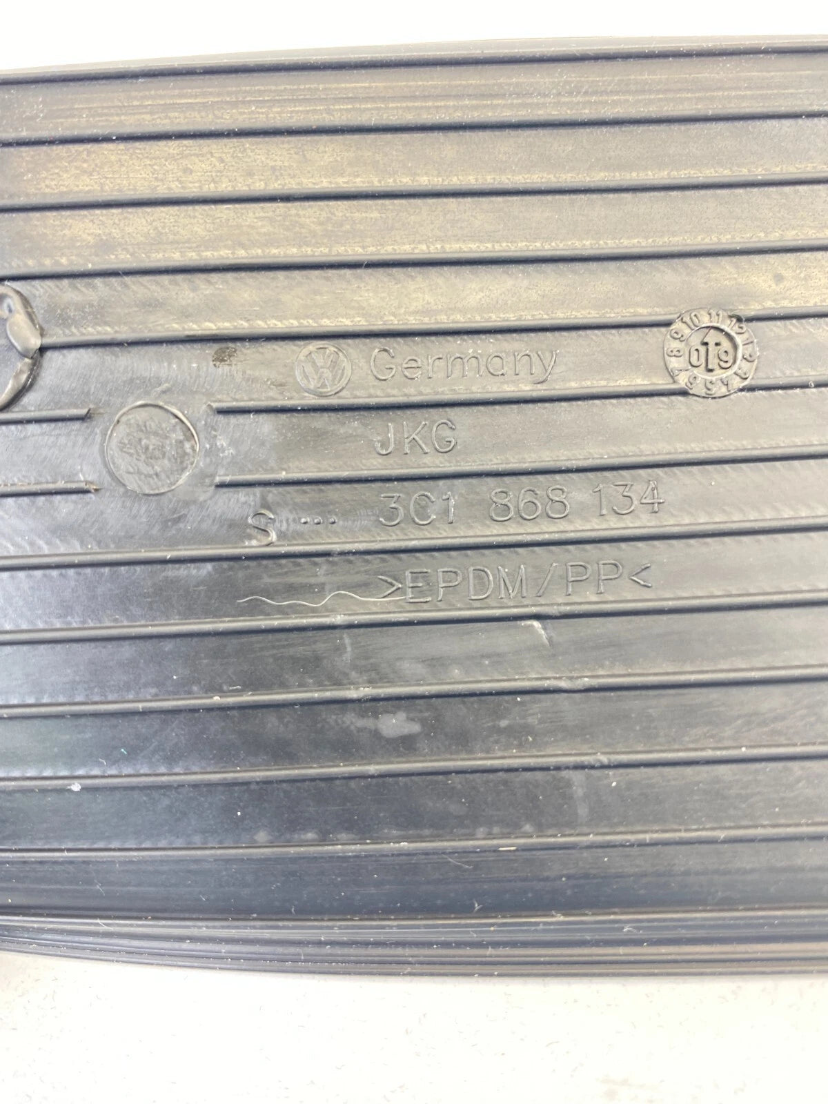 06-10 VW VOLKSWAGEN PASSAT FRONT RIGHT DOOR PANEL MAT LINER RUBBER 3C1-868-134