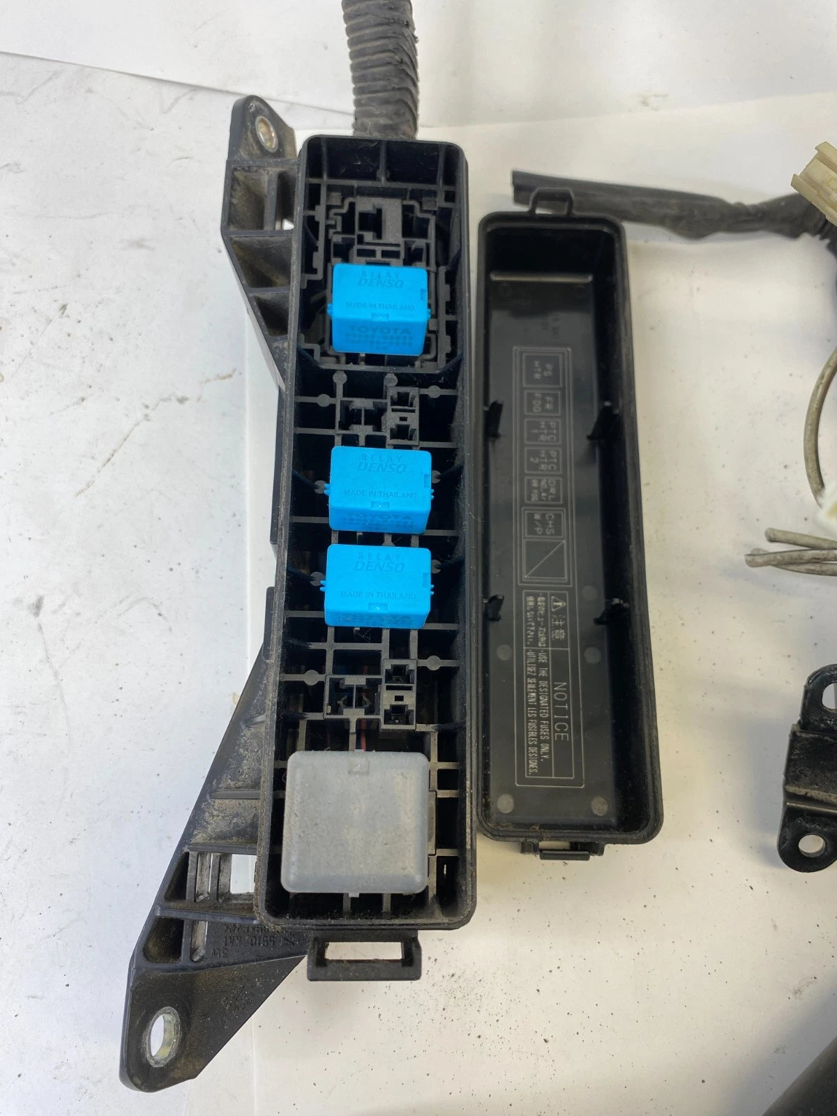 2004-2009 TOYOTA PRIUS 1.5L AT ENGINE COMPARTMENT FUSE RELAY BOX W SMALL FUSE