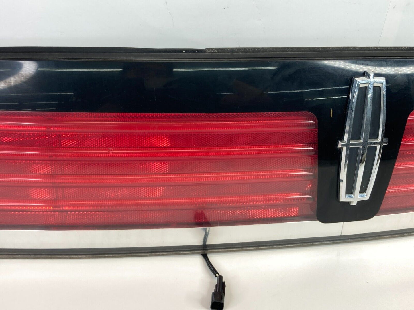 2007-2010 Lincoln MKX Center Tailgate Tail Light Panel Assy 7A1Z-13A565A OEM