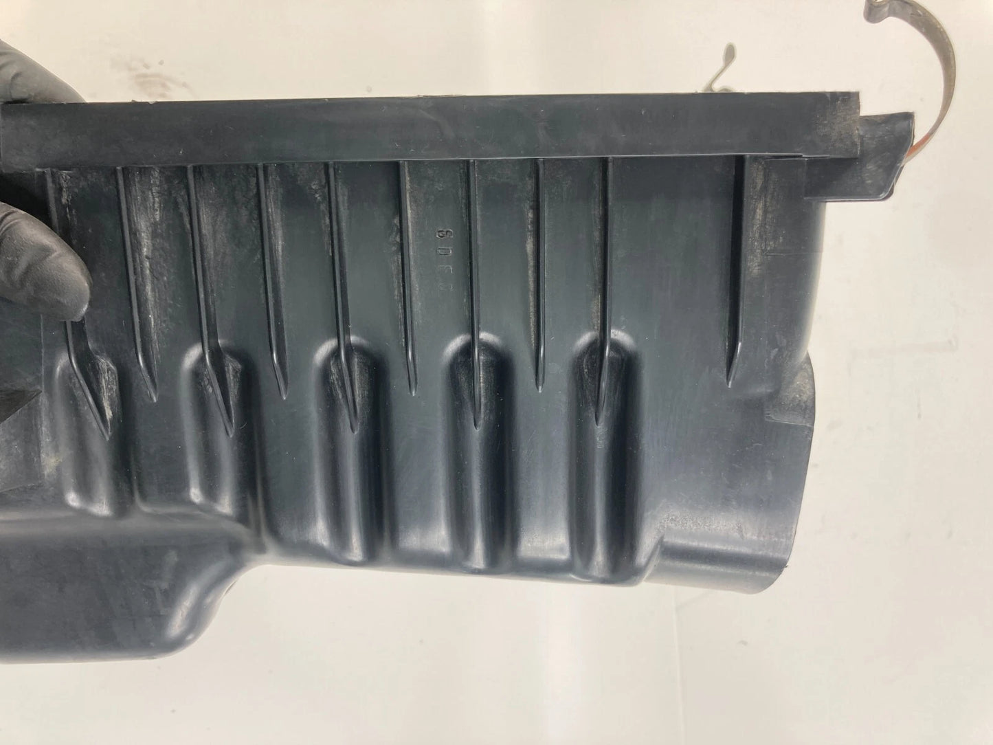 2007 2008 2009 HYUNDAI SANTA FE AIR INTAKE CLEANER BOX HOUSING LOWER COVER OEM