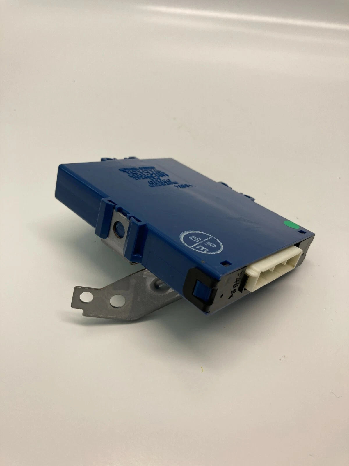 2004 2005 2006 TOYOTA PRIUS NETWORK GATEWAY COMPUTER CONTROL MODULE 89111-47030