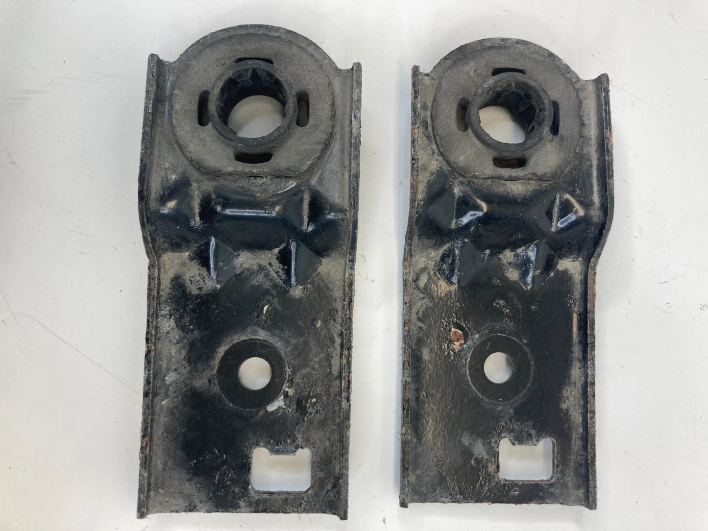 1998-2002 LINCOLN TOWN CAR MOUNT RADIATOR UPPER BRACKET MOUNT PAIR SET OEM