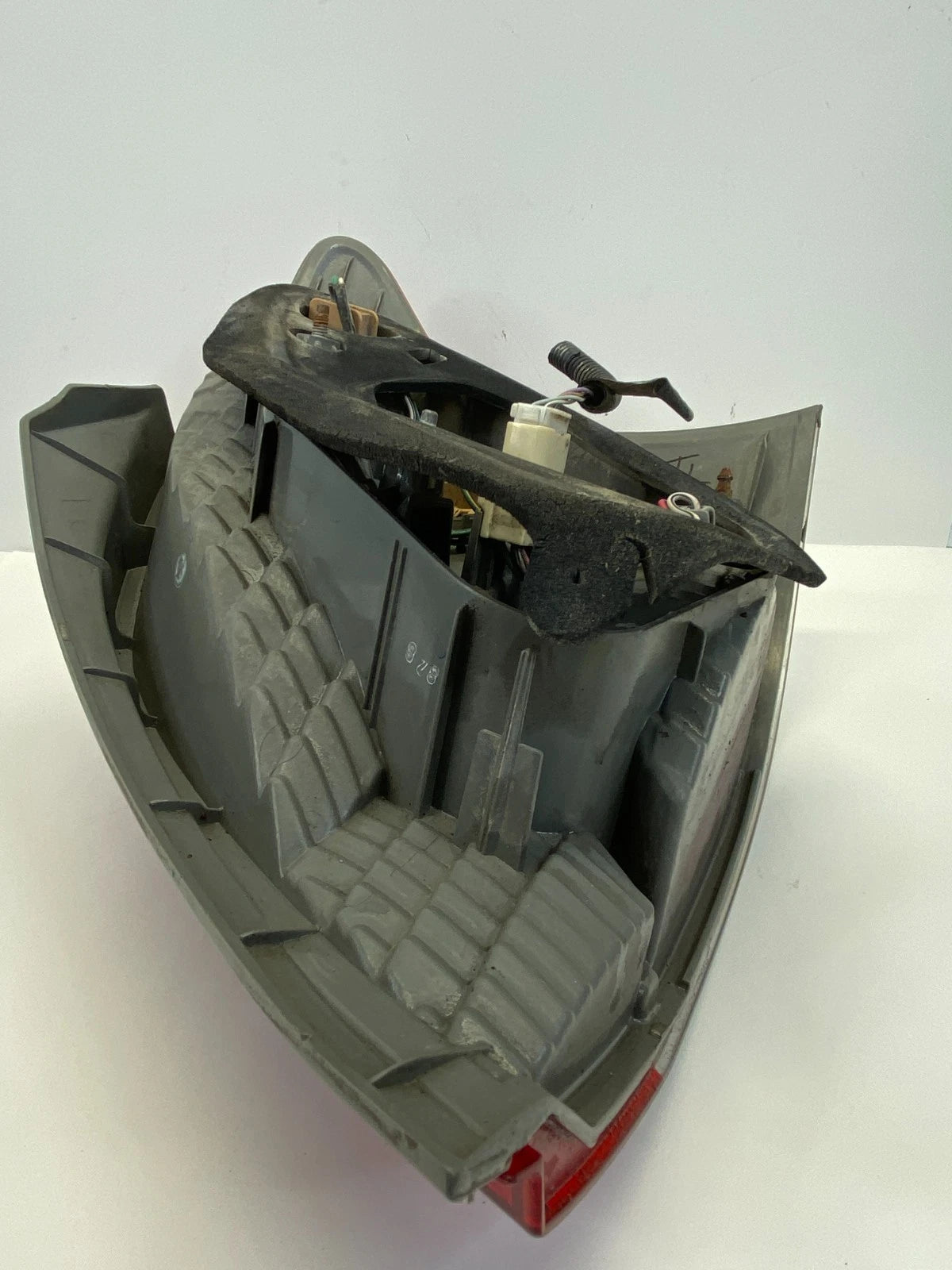 2009-2011 TOYOTA YARIS HATCHBACK REAR LEFT SIDE TAIL LIGHT LAMP HALOGEN OEM
