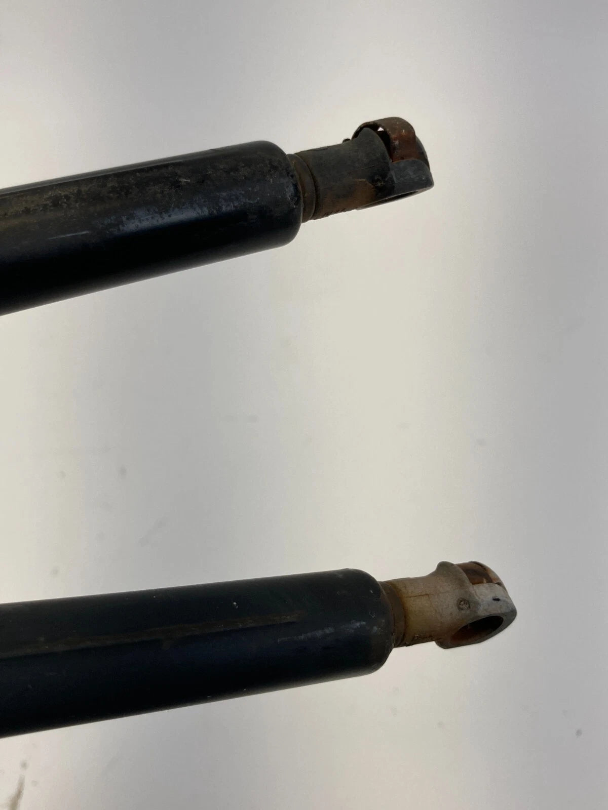 01-04 NISSAN XTERRA LIFTGATE LIFT SUPPORT SHOCK STRUT PAIR SET 90450-7Z405 OEM