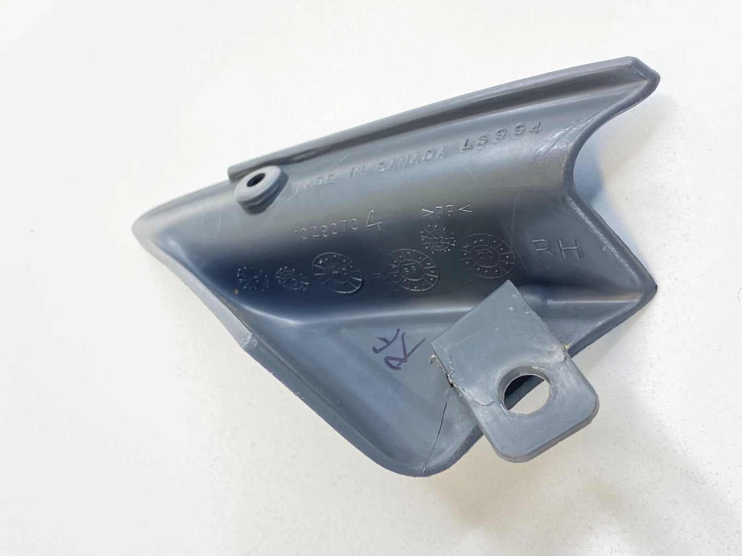 00-05 CHEVROLET IMPALA FRONT RIGHT SIDE INNER CORNER COVER TRIM PANEL 10290704