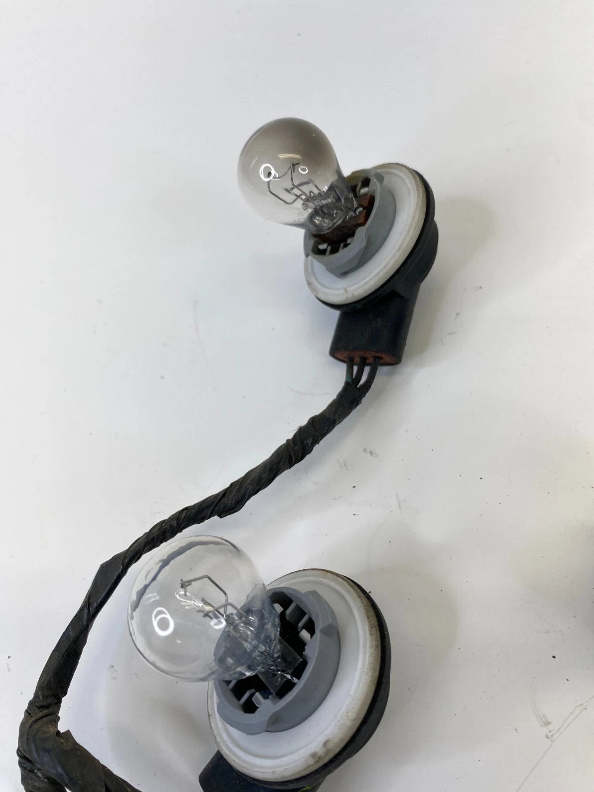 2002-2007 SATURN VUE TAIL LIGHT LAMP WIRE HARNESS REAR PLUG 2GCX-13407-AC OEM