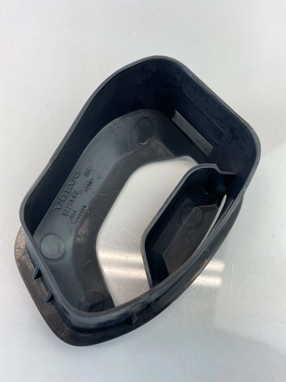 2005-2009 VOLVO S60 PASSENGER RIGHT SIDE CENTER CONSOLE PANEL HANDLE 9171447 OEM