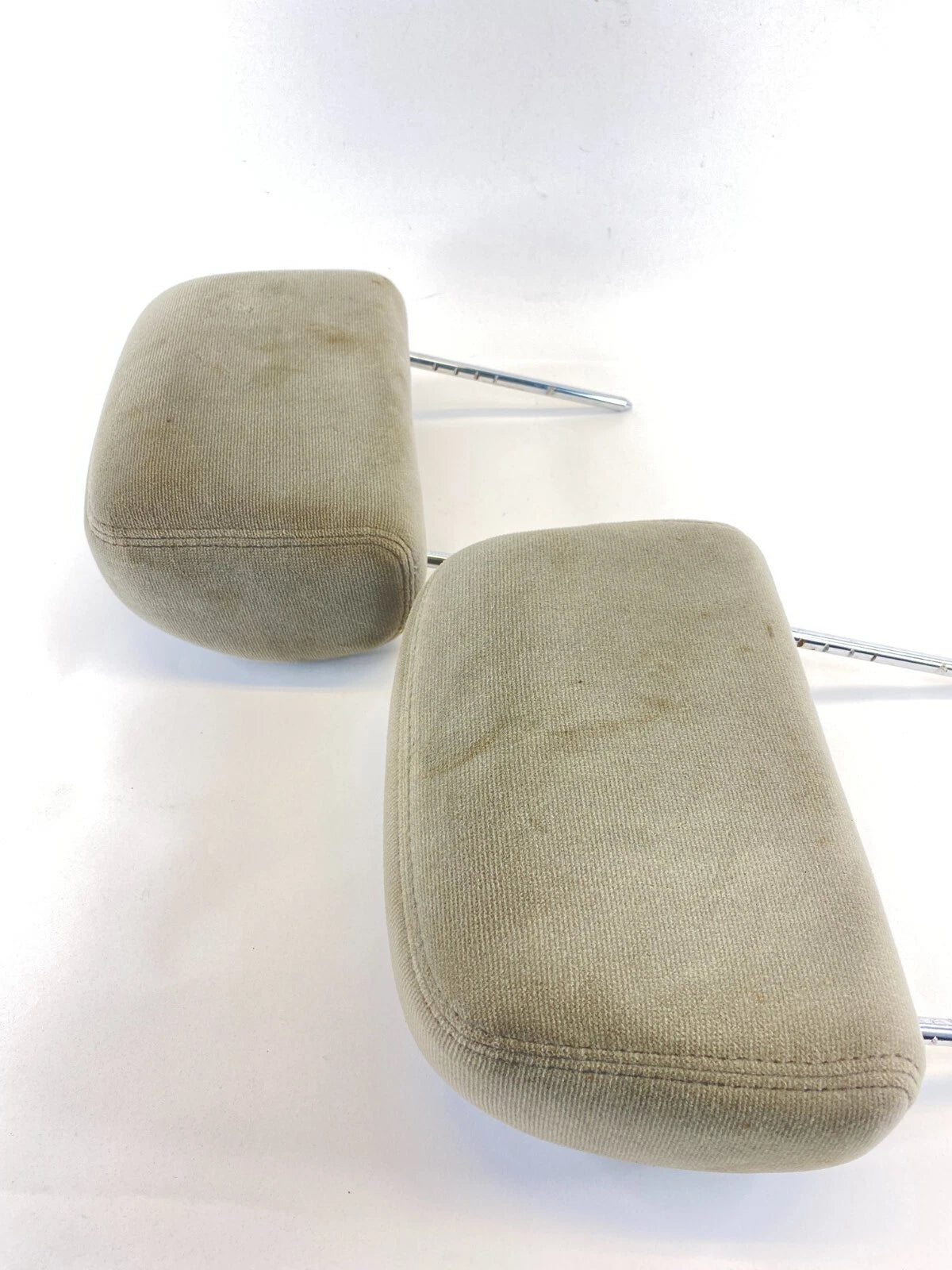 2000-2005 CHEVY IMPALA FRONT SEAT HEADREST HEAD REST PAIR SET LEFT & RIGHT