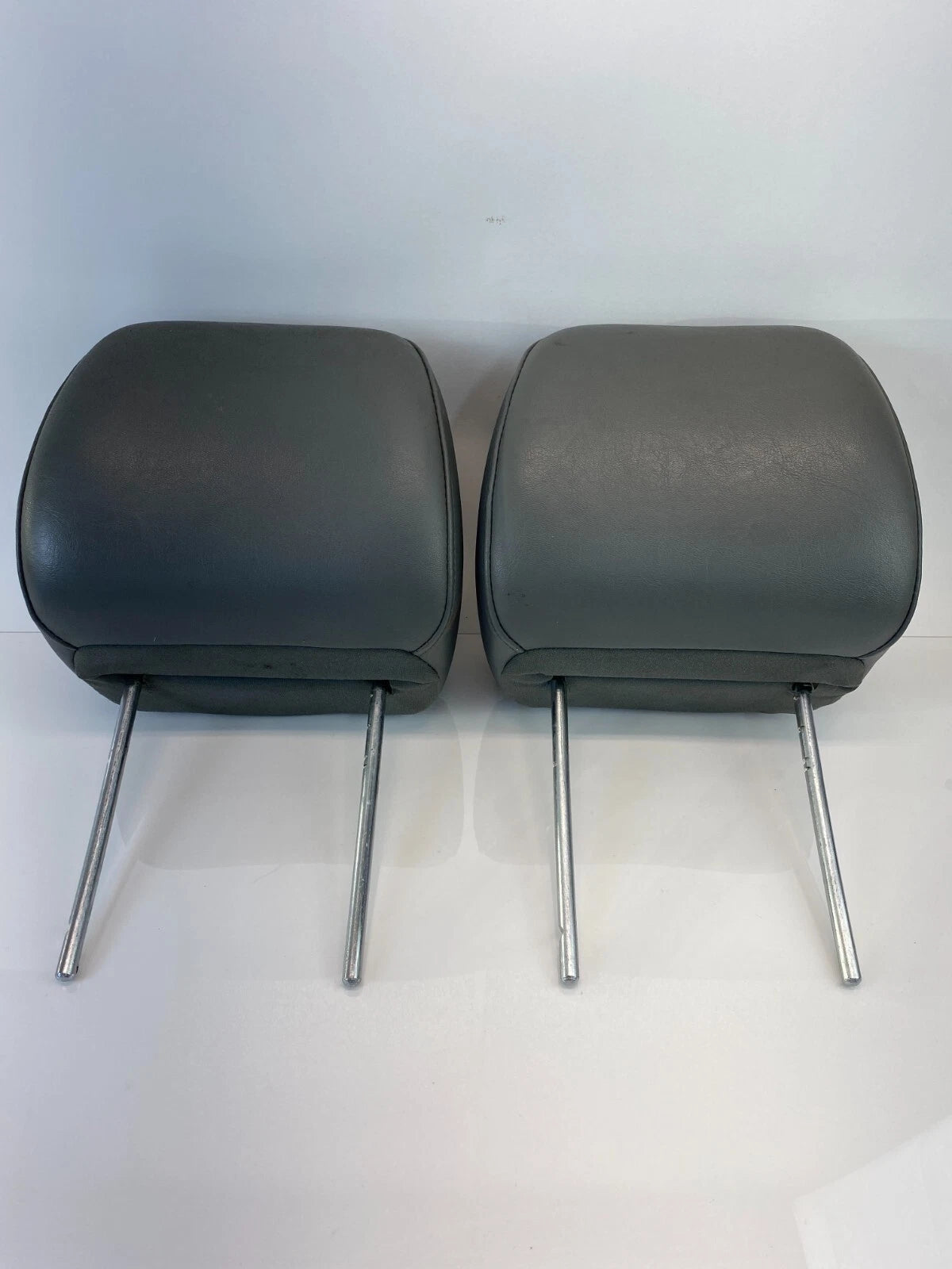2005-2007 JEEP GRAND CHEROKEE FRONT DRIVER & PASSENGER HEADREST SET PAIR OEM