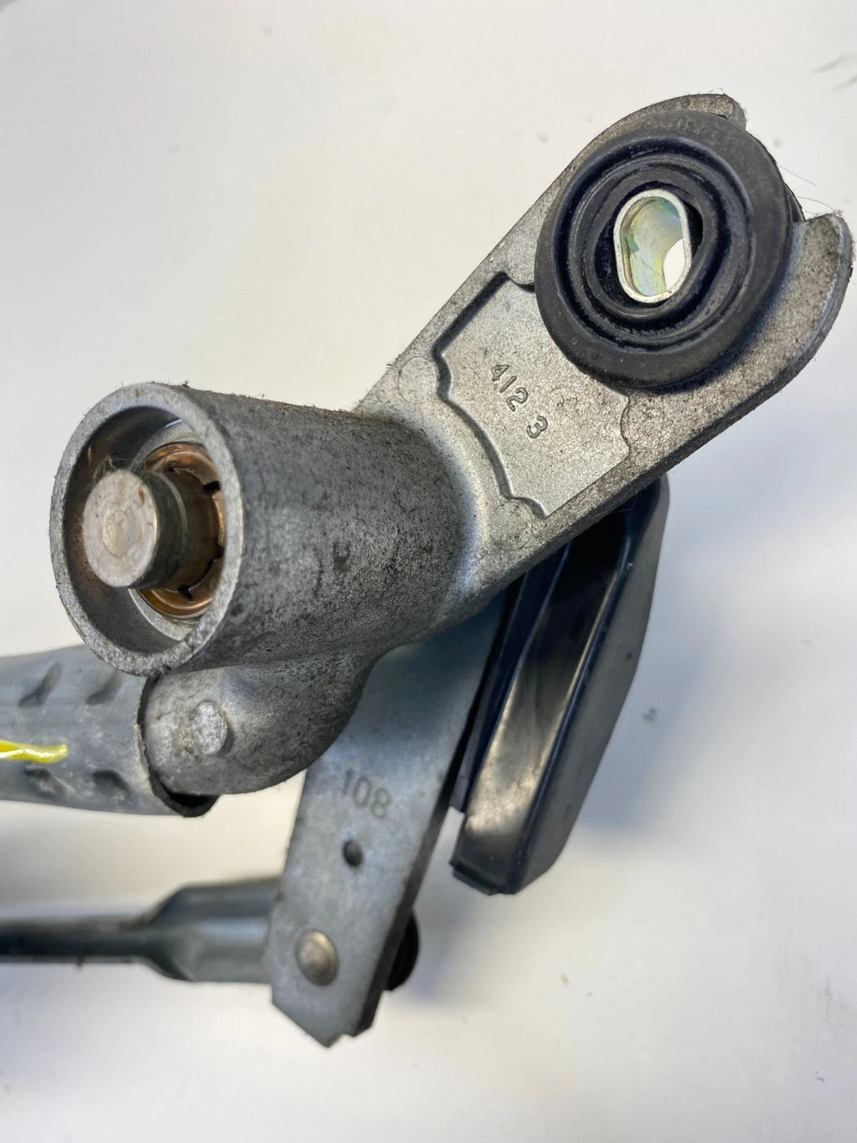 2011-2015 KIA SORENTO FRONT WINDSHIELD WIPER MOTOR W/ LINKAGE 98110-1U000 OEM