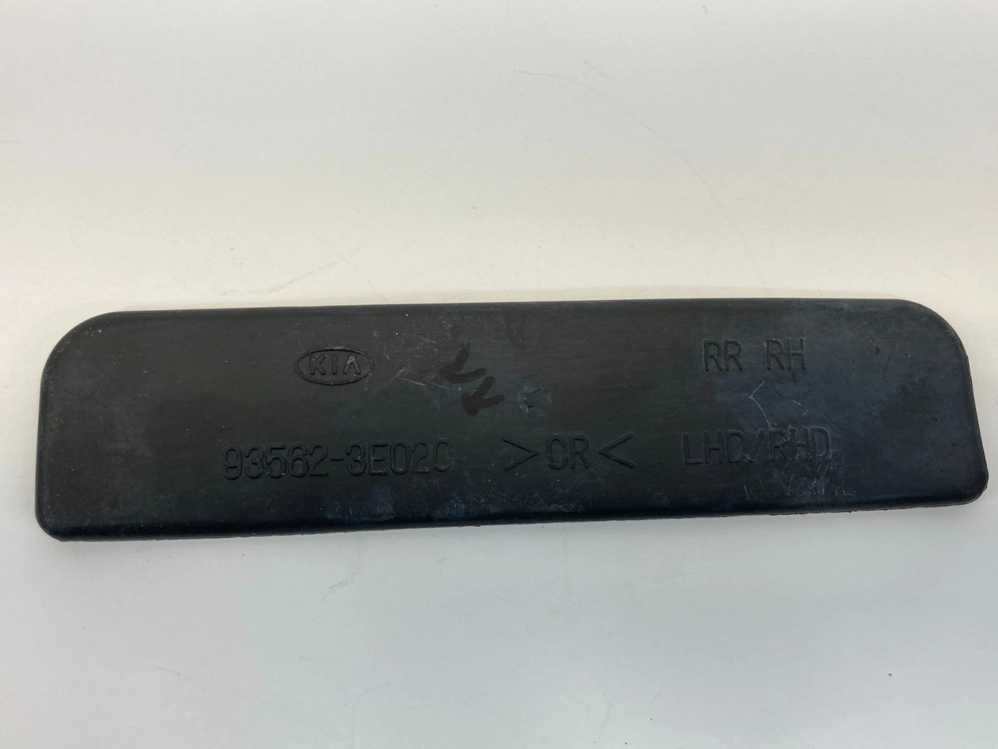 2003-2008 KIA SORENTO REAR RIGHT BACK SIDE PAD COVER TRIM LID 93562-3E020 OEM