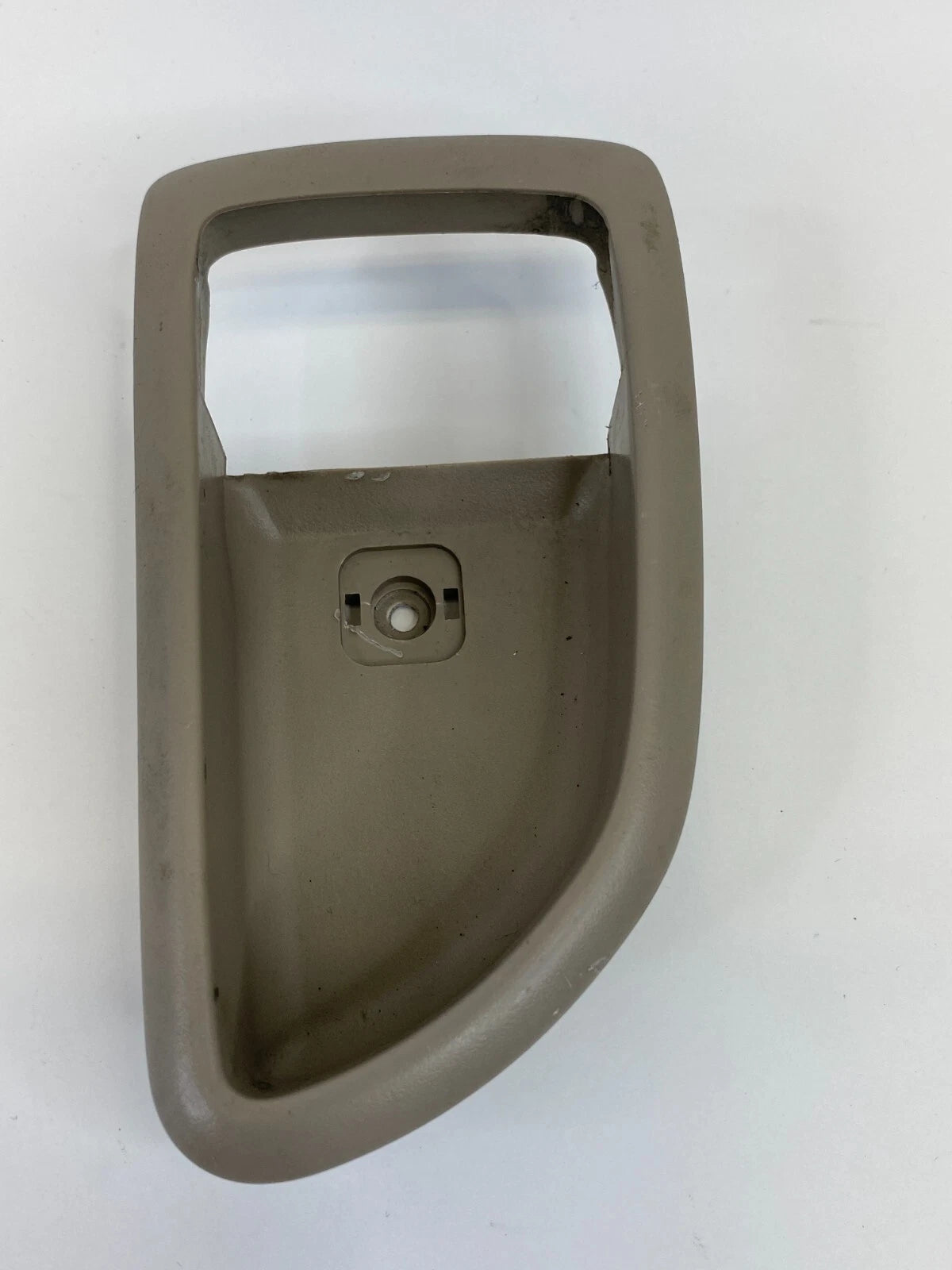 2003-2009 KIA SORENTO FRONT RIGHT SIDE INNER DOOR HANDLE BEZEL TRIM 82622-3E000