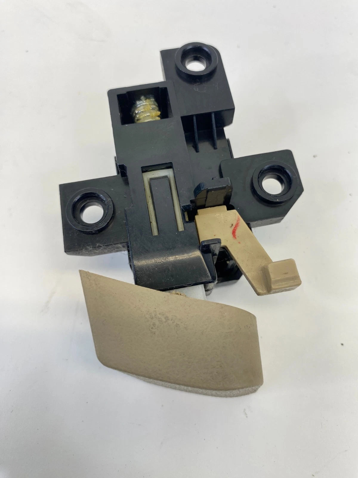 2012-2014 HYUNDAI ACCENT PASSENGER SIDE GLOVE BOX LATCH HANDLE LOCK BEIGE OEM