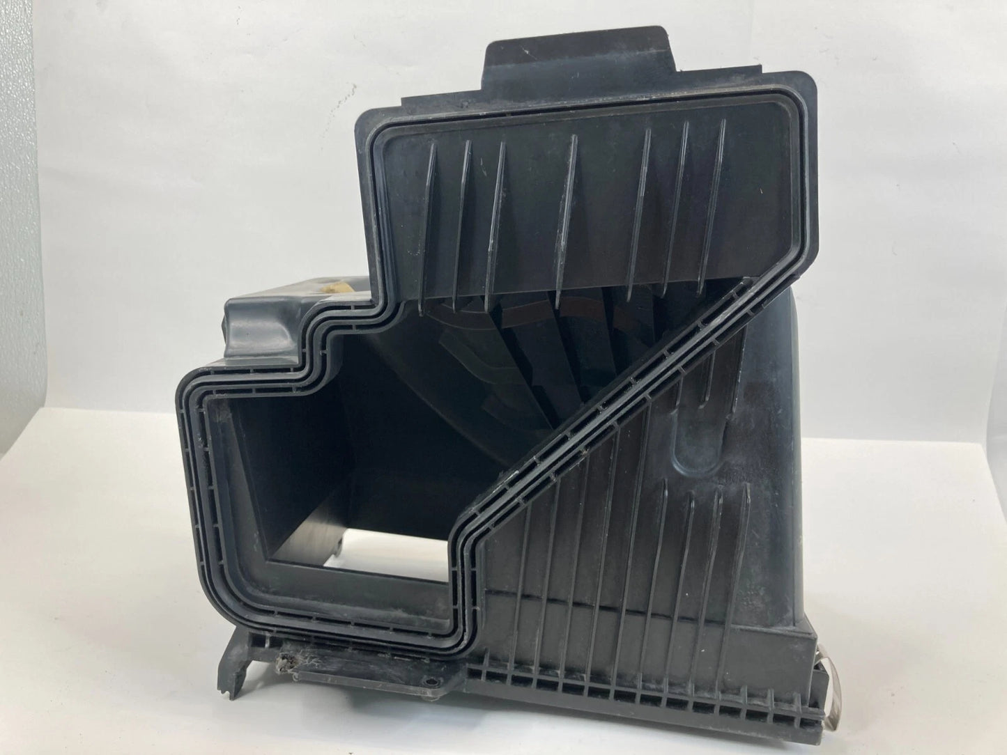 2002-2005 BMW 745i 4.4L V8 AIR CLEANER FILTER BOX LOWER COVER OEM 13717531864