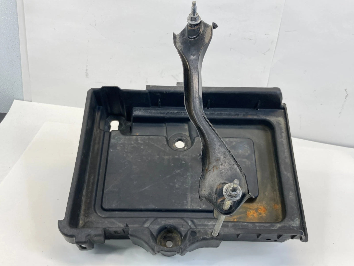 13-19 FORD INTERCEPTOR UTILITY BATTERY HOLDER HOLD DOWN TRAY SUPPORT AG13-10723