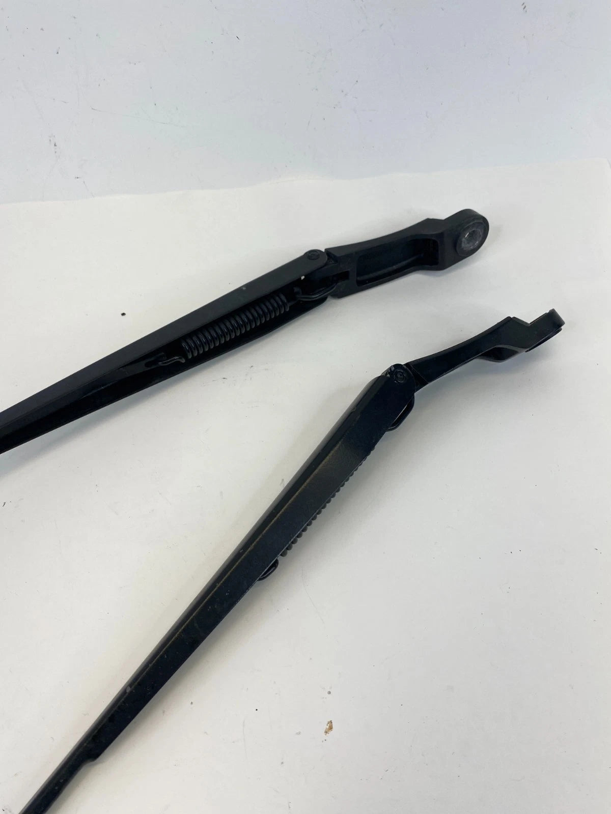 10-19 FORD TAURUS FRONT LEFT & RIGHT WINDSHIELD WIPER ARM PAIR SET W000001311