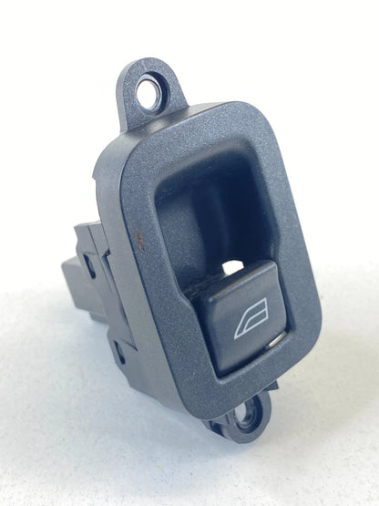 2004-2006 VOLVO S40 REAR RIGHT BACK SIDE DOOR WINDOW BUTTON SWITCH 30658449