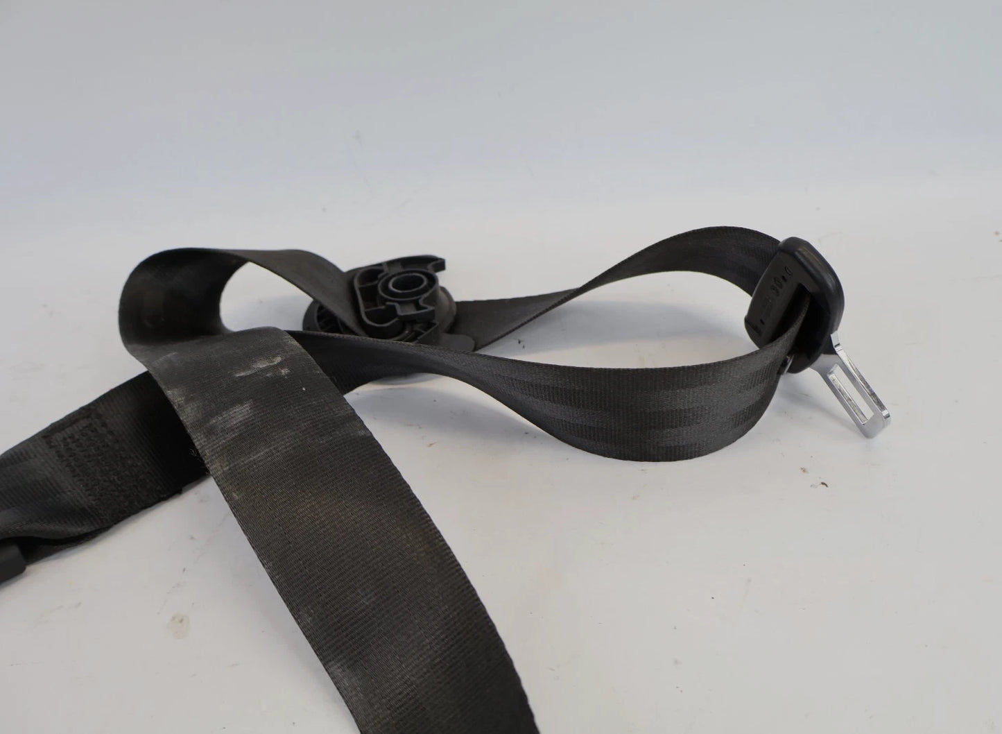 2012-2015 VOLKSWAGEN PASSAT FRONT RIGHT SEAT BELT RETRACTOR OEM 561857706D