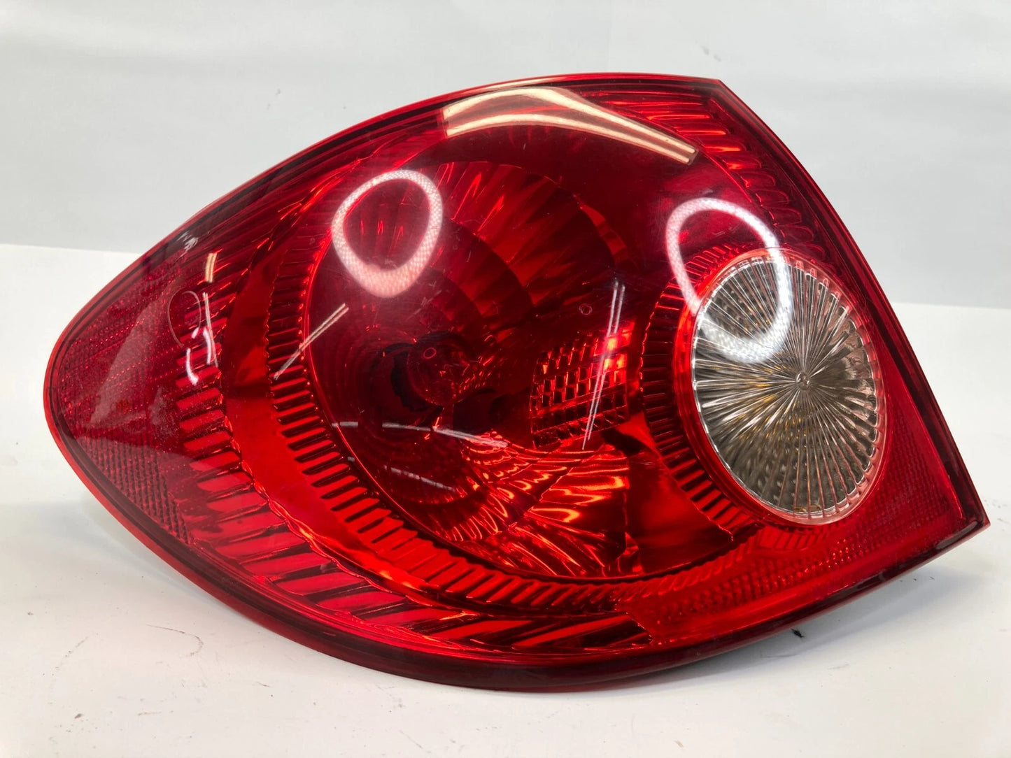 05-08 TOYOTA COROLLA SEDAN REAR LEFT SIDE TAIL LIGHT TAILLIGHT OUTER LAMP OEM