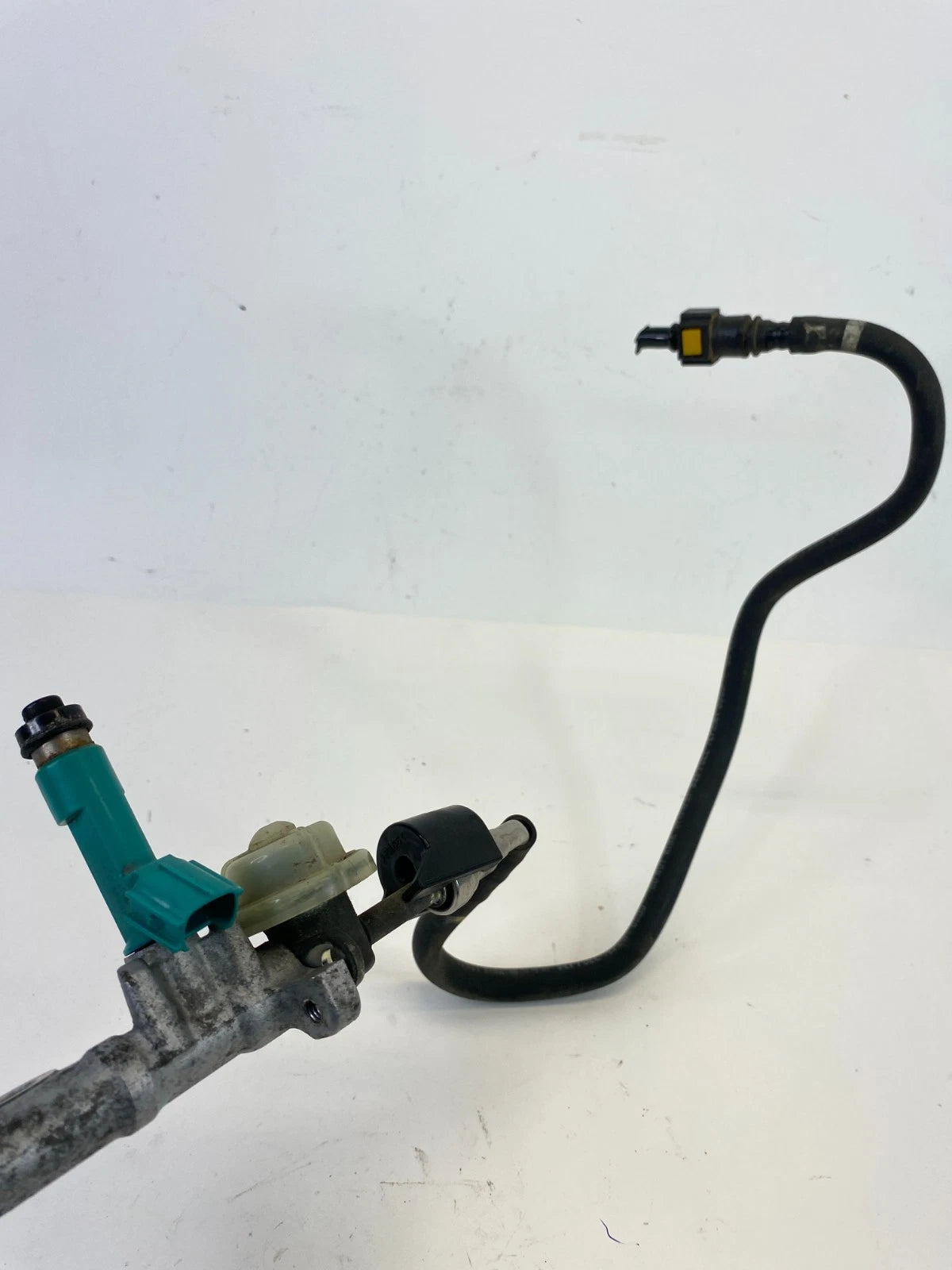 2008-2015 Scion xB Engine Fuel Injection Rail W/ Injectors Assembly OEM