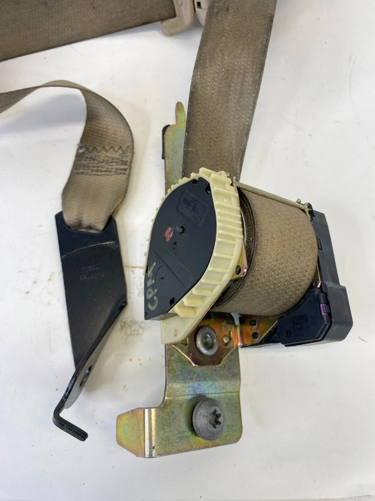 2003-2006 LINCOLN NAVIGATOR FRONT LEFT SEAT BELT RETRACTOR TAN OEM 0004-3594