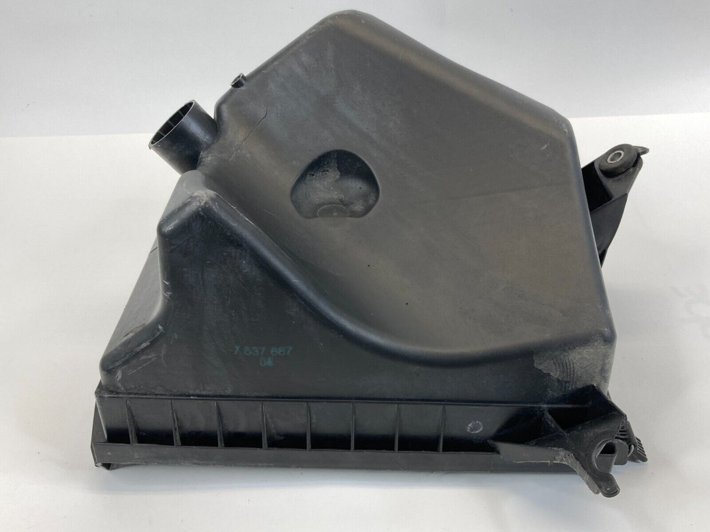 2006 2007 BMW 530i 3.0L L6 24V Air Intake Cleaner Box Housing Lower Cover Assy