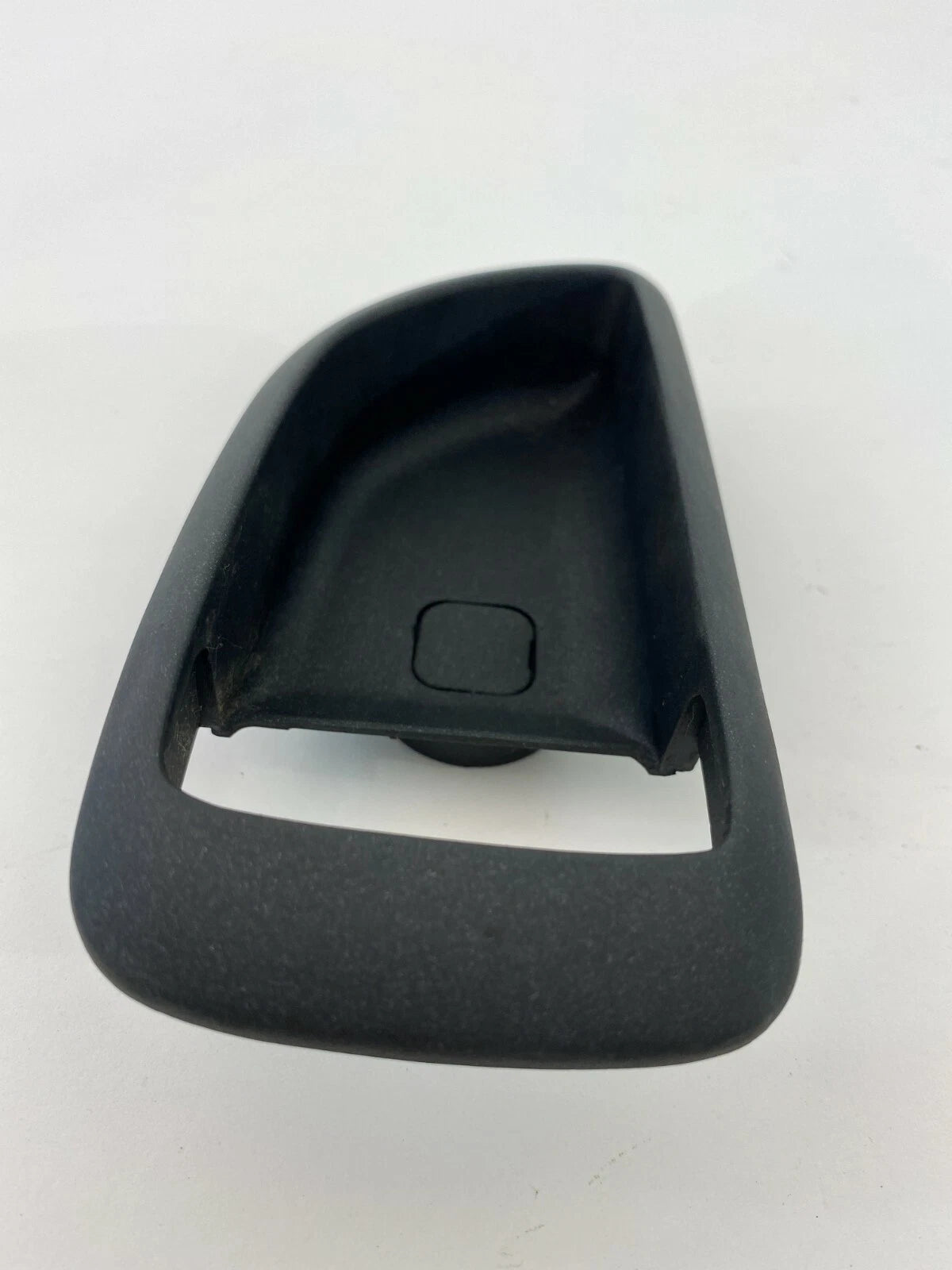 01-06 HYUNDAI SANTA FE FRONT RIGHT SIDE INNER DOOR HANDLE BEZEL TRIM 82621-26000