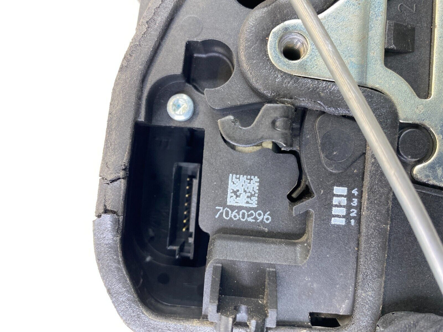 2006 06 BMW 330xi 330i Rear Right Side Door Lock Latch Actuator 7060296 OEM