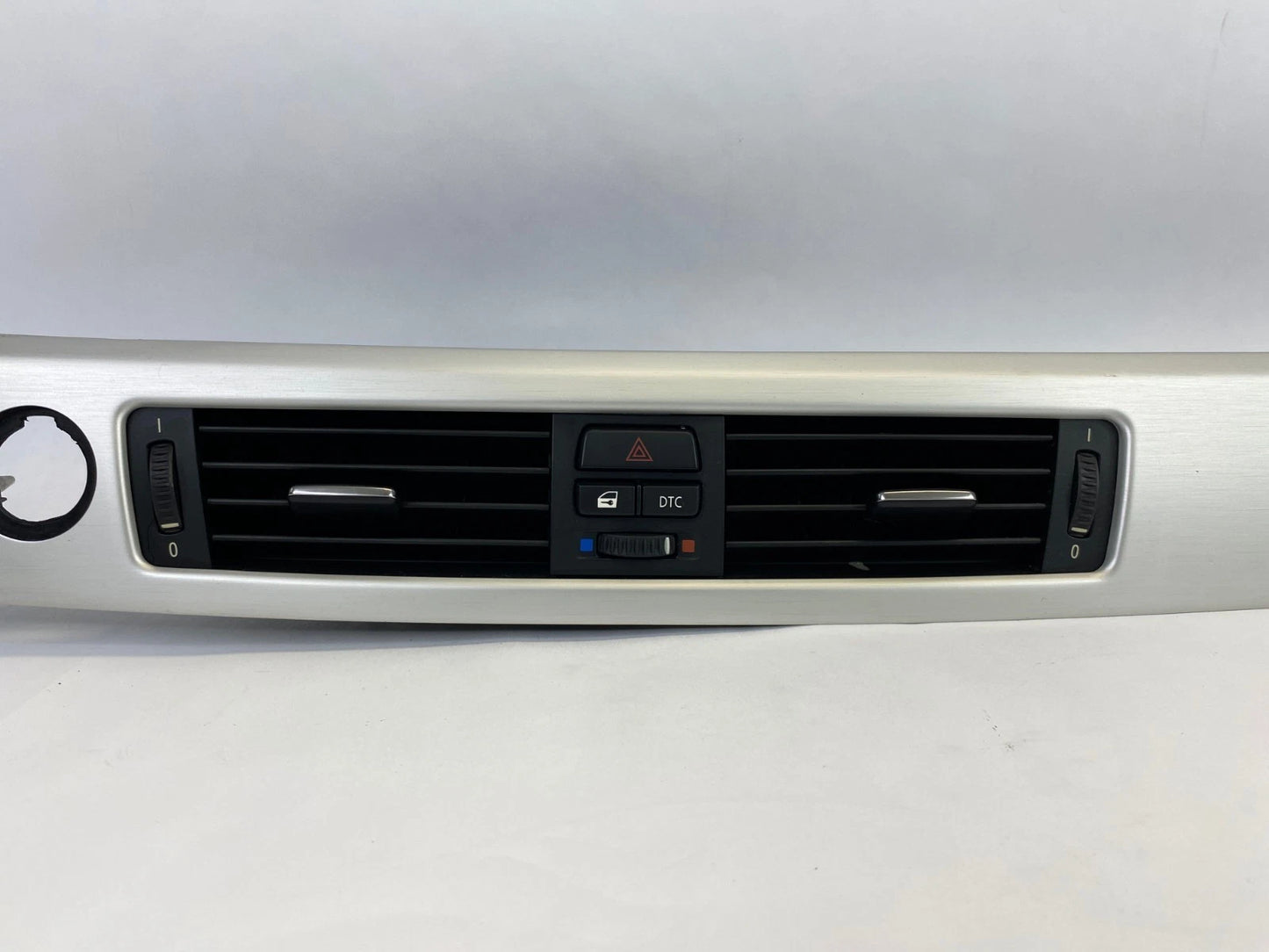 07 08 BMW 335XI CENTER DASH AIR VENT PANEL W/ LOCK DTC HAZARD SWITCH 64229151166