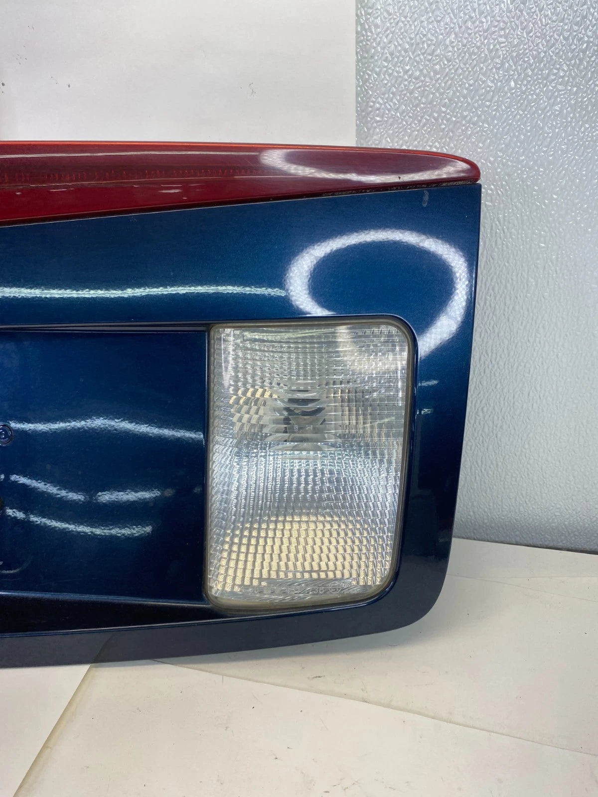 2003-2007 CADILLAC CTS TRUNK PANEL LID TAIL PLATE BEZEL W/ THIRD BRAKE LIGHT OEM