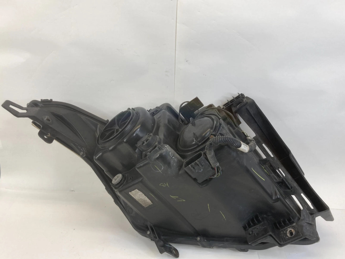 2010-2016 CADILLAC SRX RIGHT PASSENGER SIDE HEADLIGHT HEADLAMP HALOGEN OEM