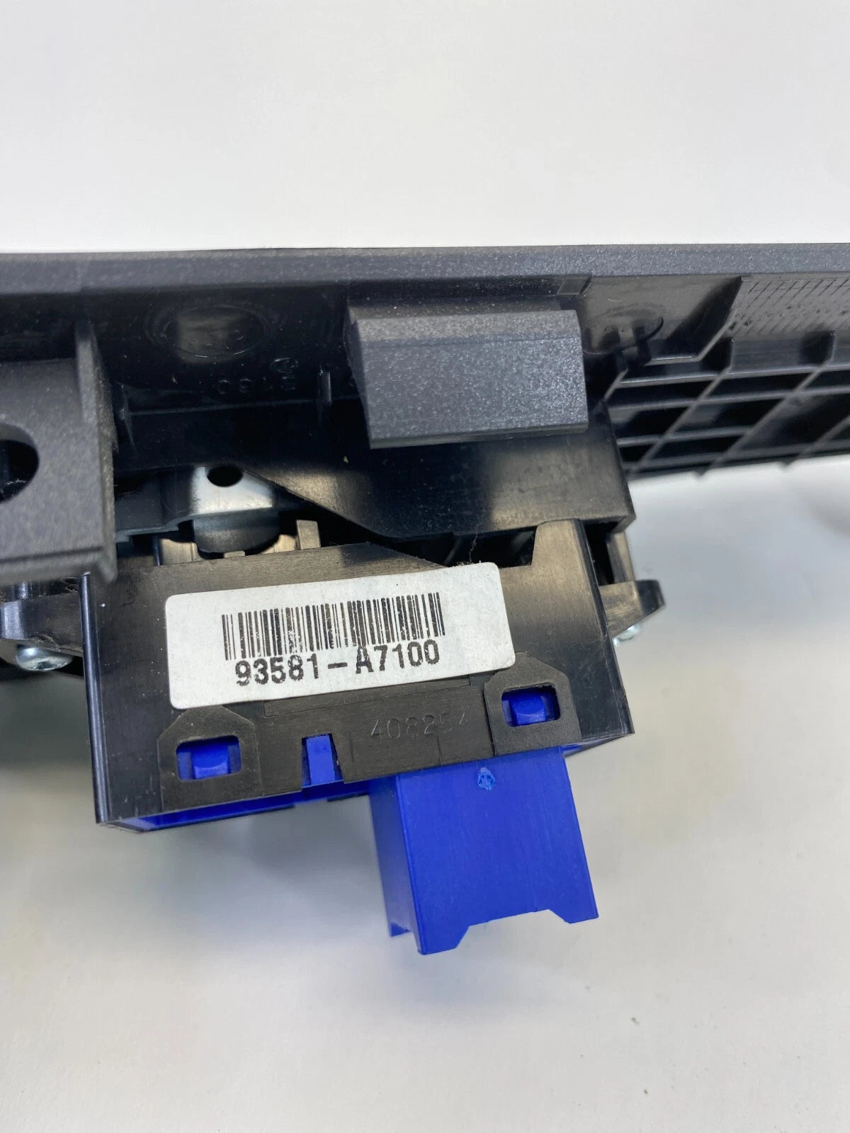 2014-2018 KIA FORTE REAR LEFT SIDE POWER WINDOW SWITCH W/ BEZEL 93581-A7100 OEM