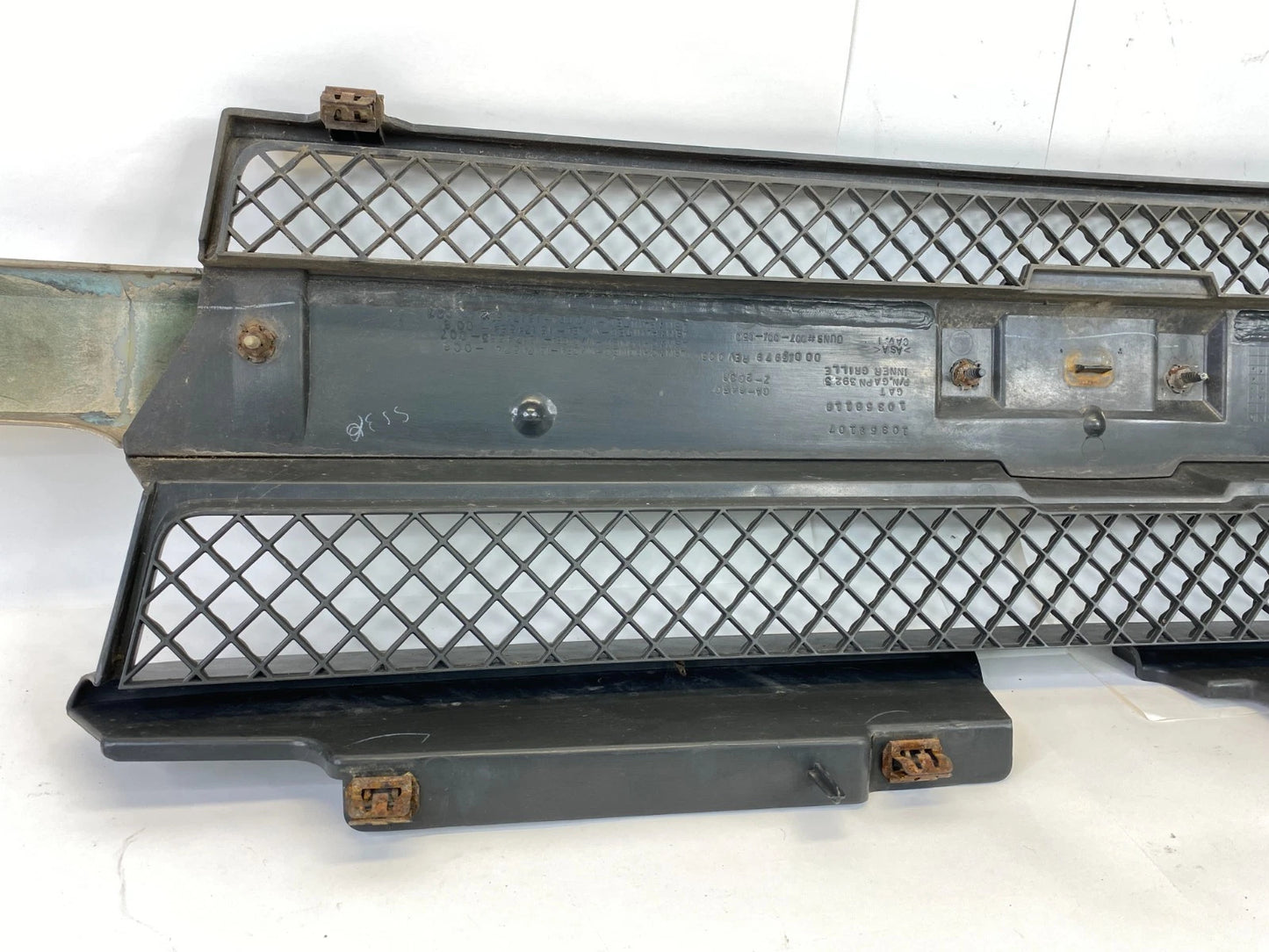 2002-2008 CHEVROLET TRAILBLAZER FRONT GRILLE W/ EMBLEM CHROME 10358107 OEM